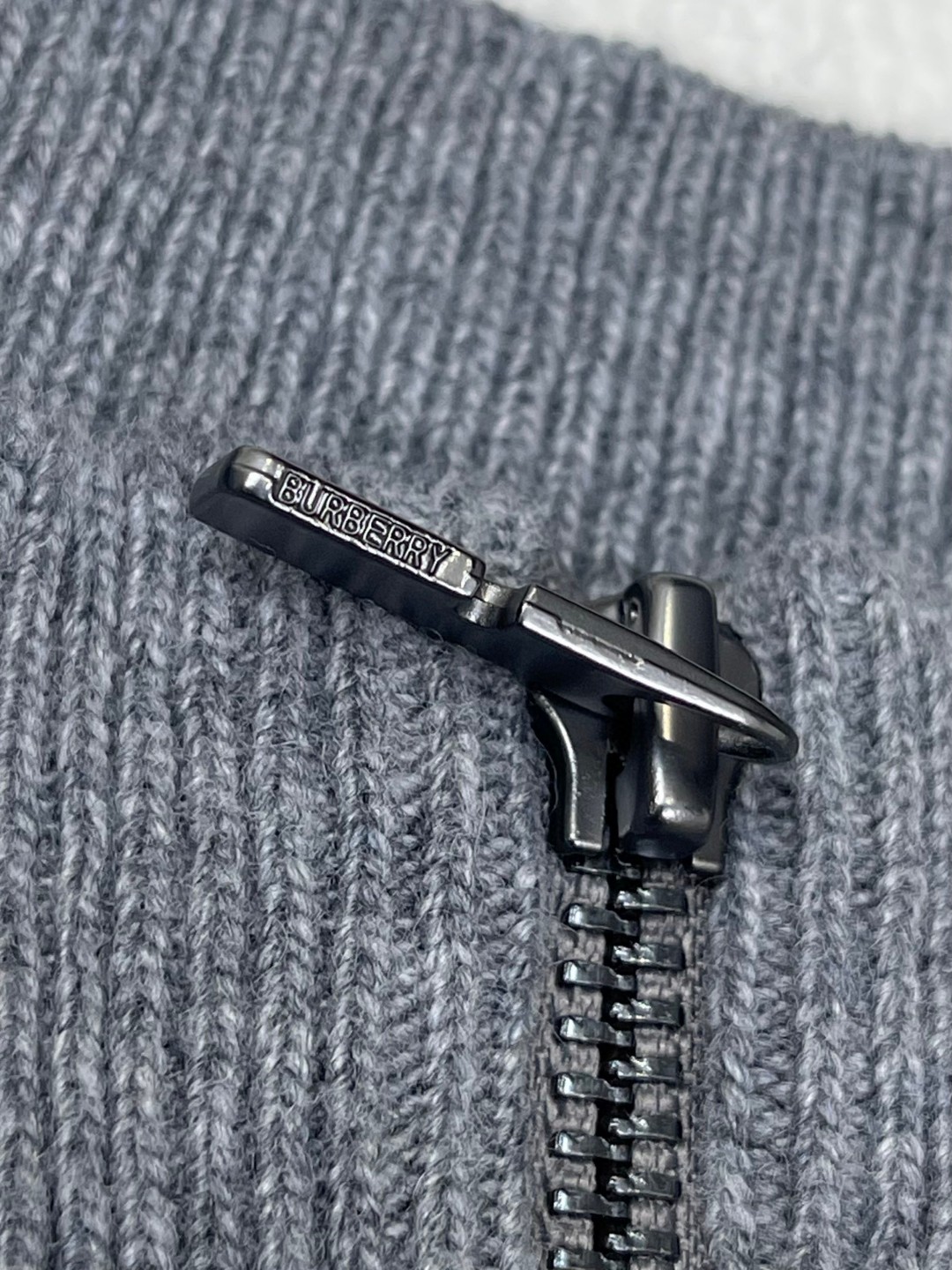 Burberry 巴宝莉 羊绒混纺半拉链高领针织衫 毛衣 外套 长袖 灰色 B0 81121321