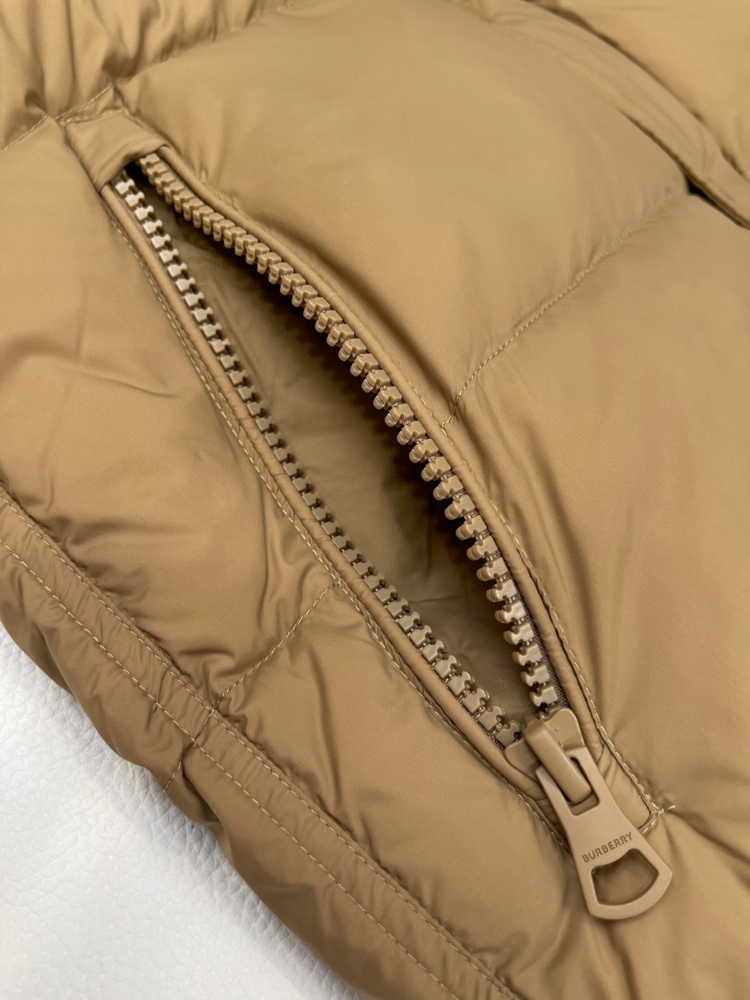 Burberry 巴宝莉 格纹羊毛衣领尼龙徽标羽绒服 长袖 外套 保暖 卡其色 E0 80910931