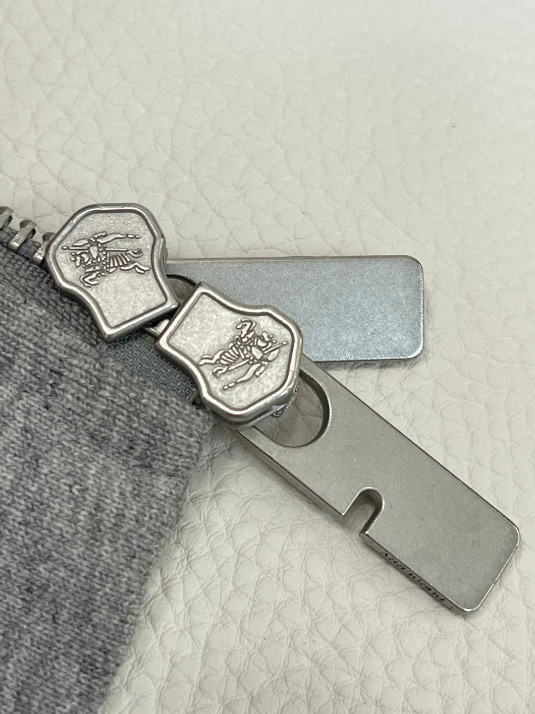 Burberry 巴宝莉 格纹装饰拉链连帽衫 卫衣 外套 长袖 黑色 灰色 B0 81107901