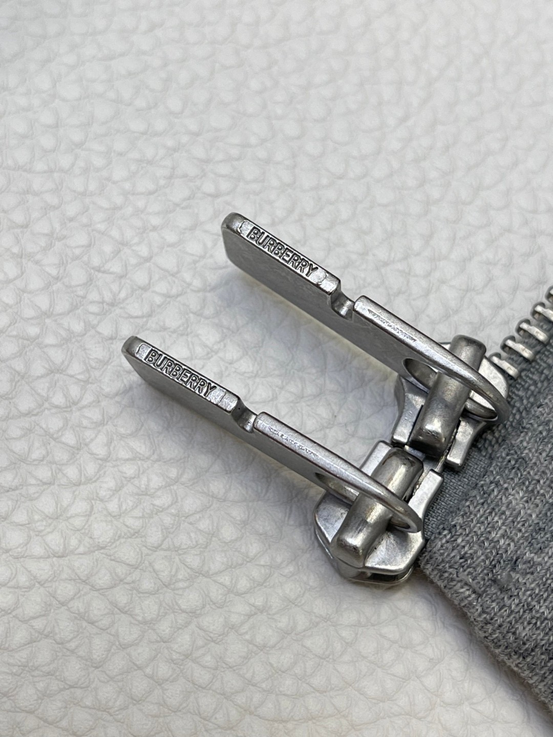 Burberry 巴宝莉 格纹装饰拉链连帽衫 卫衣 外套 长袖 黑色 灰色 B0 81107901