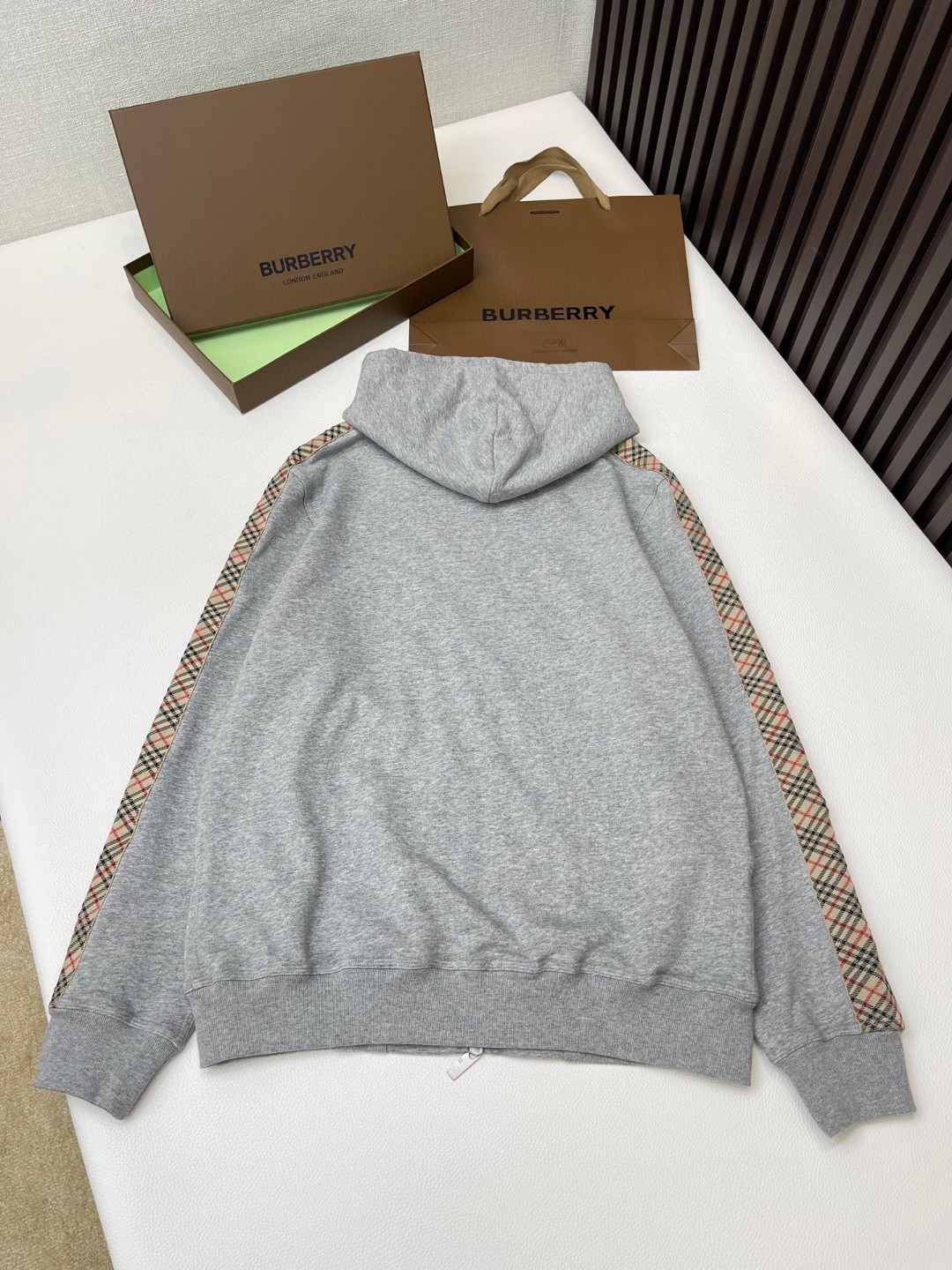 Burberry 巴宝莉 格纹装饰拉链连帽衫 卫衣 外套 长袖 黑色 灰色 B0 81107901