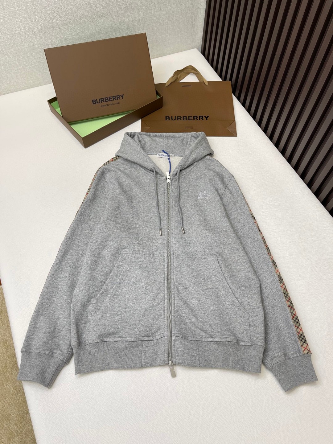 Burberry 巴宝莉 格纹装饰拉链连帽衫 卫衣 外套 长袖 黑色 灰色 B0 81107901