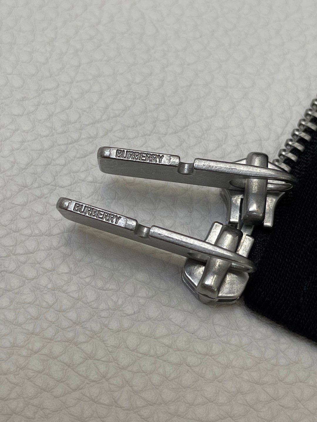 Burberry 巴宝莉 格纹装饰拉链连帽衫 卫衣 外套 长袖 黑色 灰色 B0 81107901