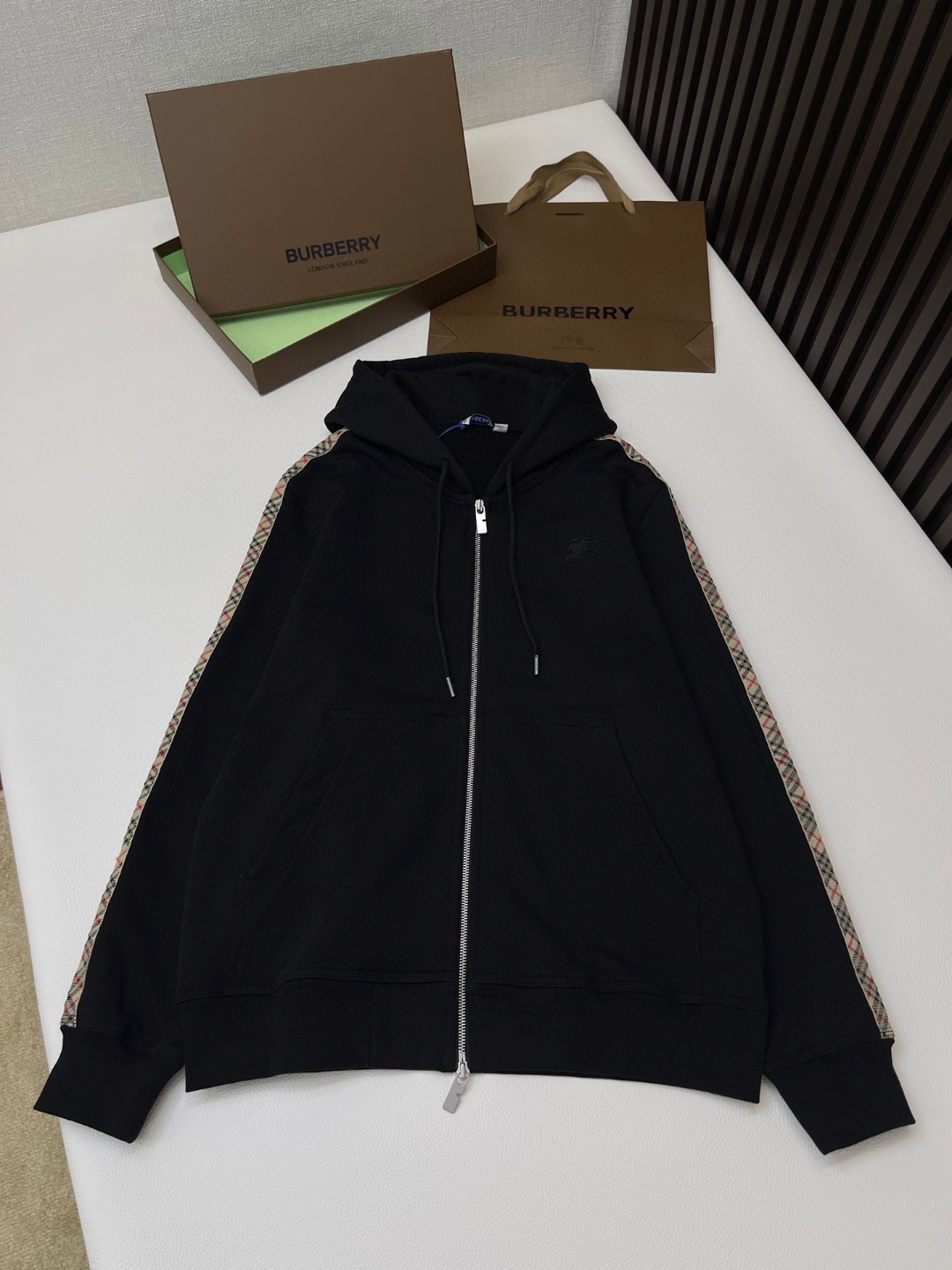 Burberry 巴宝莉 格纹装饰拉链连帽衫 卫衣 外套 长袖 黑色 灰色 B0 81107901