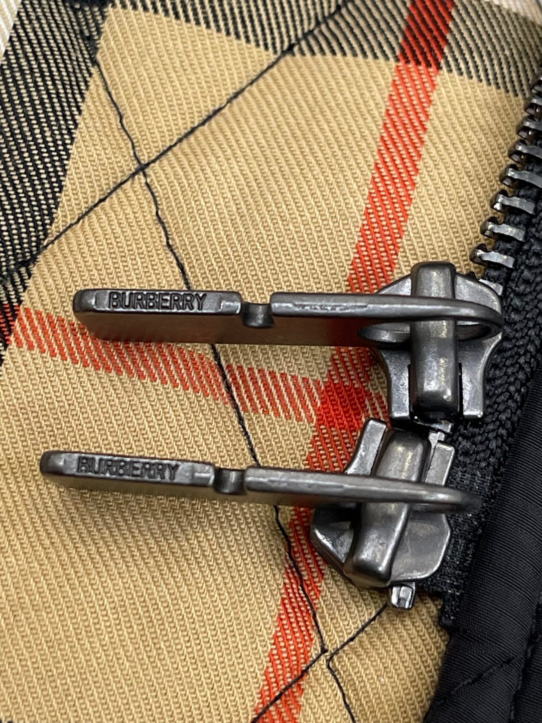 Burberry 巴宝莉 绗缝尼龙夹克 棉服 外套 长袖 黑色 卡其色 C0 81103781