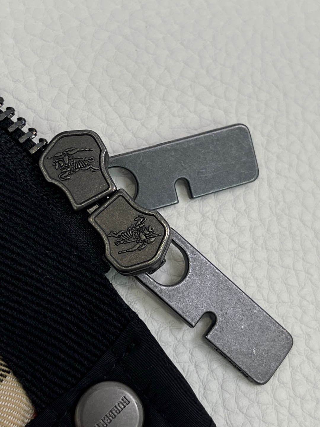 Burberry 巴宝莉 绗缝尼龙夹克 棉服 外套 长袖 黑色 卡其色 C0 81103781