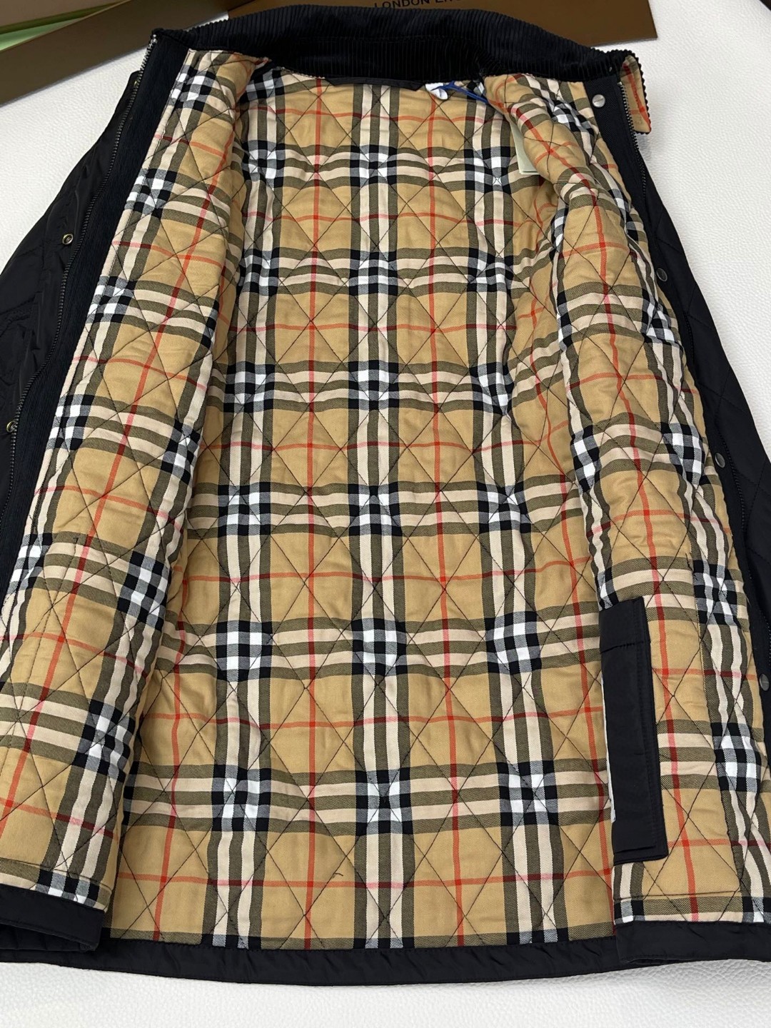 Burberry 巴宝莉 绗缝尼龙夹克 棉服 外套 长袖 黑色 卡其色 C0 81103781