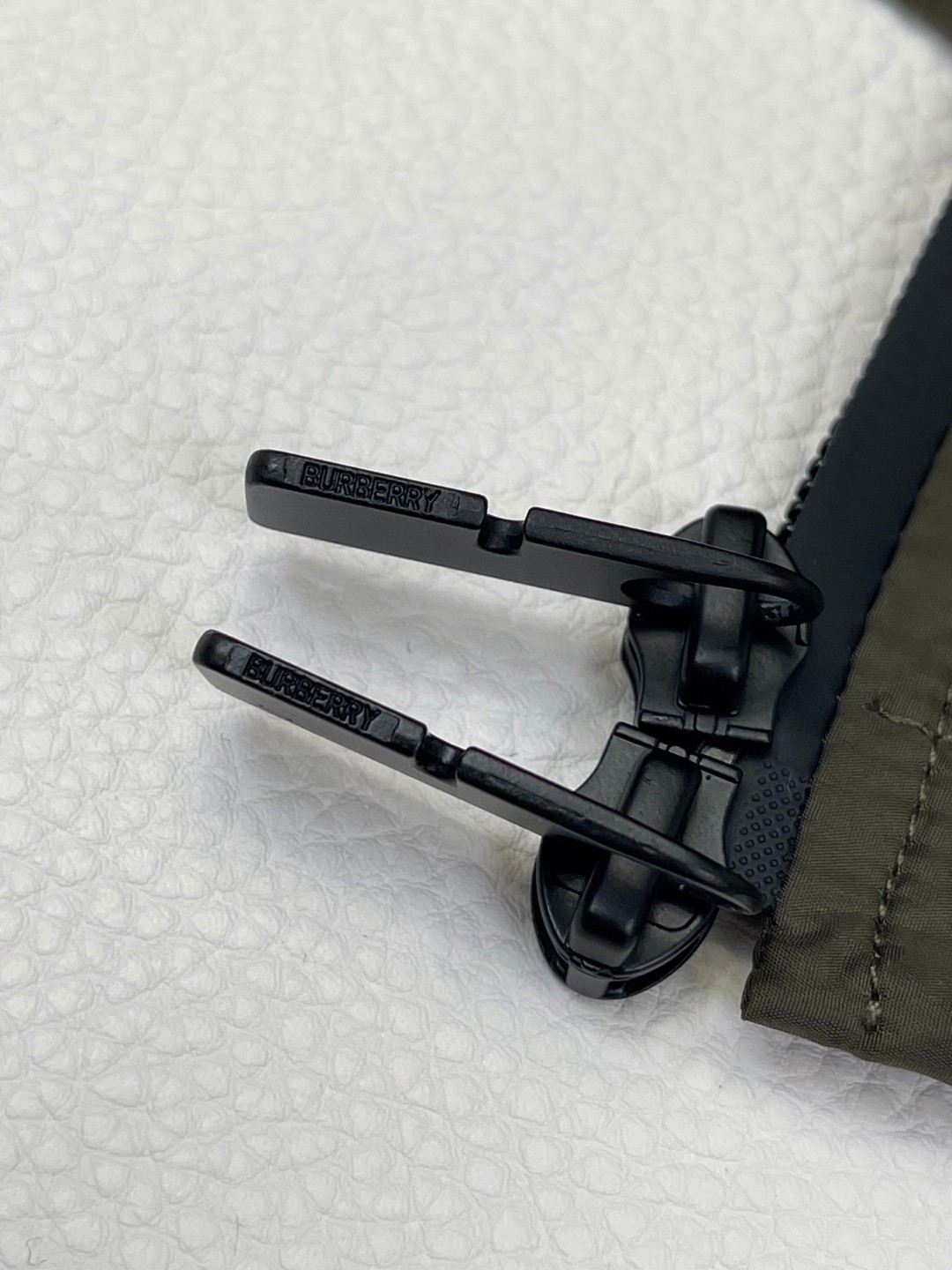 Burberry 巴宝莉 骑士印章尼龙连帽外套 长袖 绿色 黑色 B0 811163611