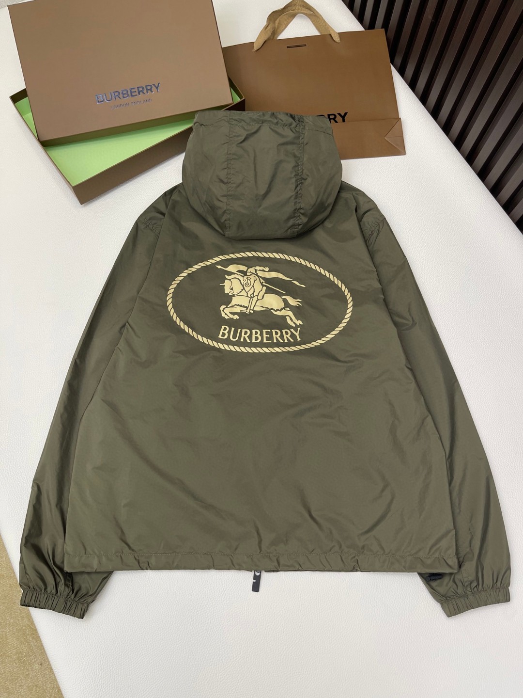 Burberry 巴宝莉 骑士印章尼龙连帽外套 长袖 绿色 黑色 B0 811163611