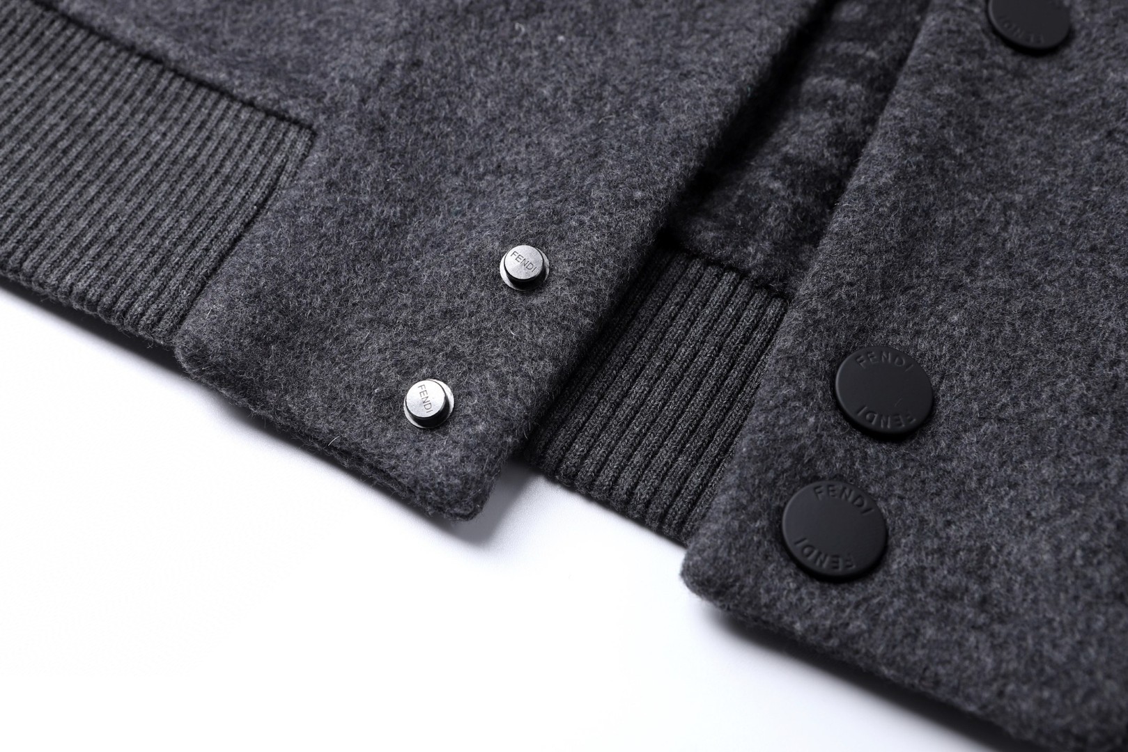 FENDI 芬迪 翻领单排扣羊毛外套 夹克 长袖 灰色 B5 FW1413AVIXF1M2T