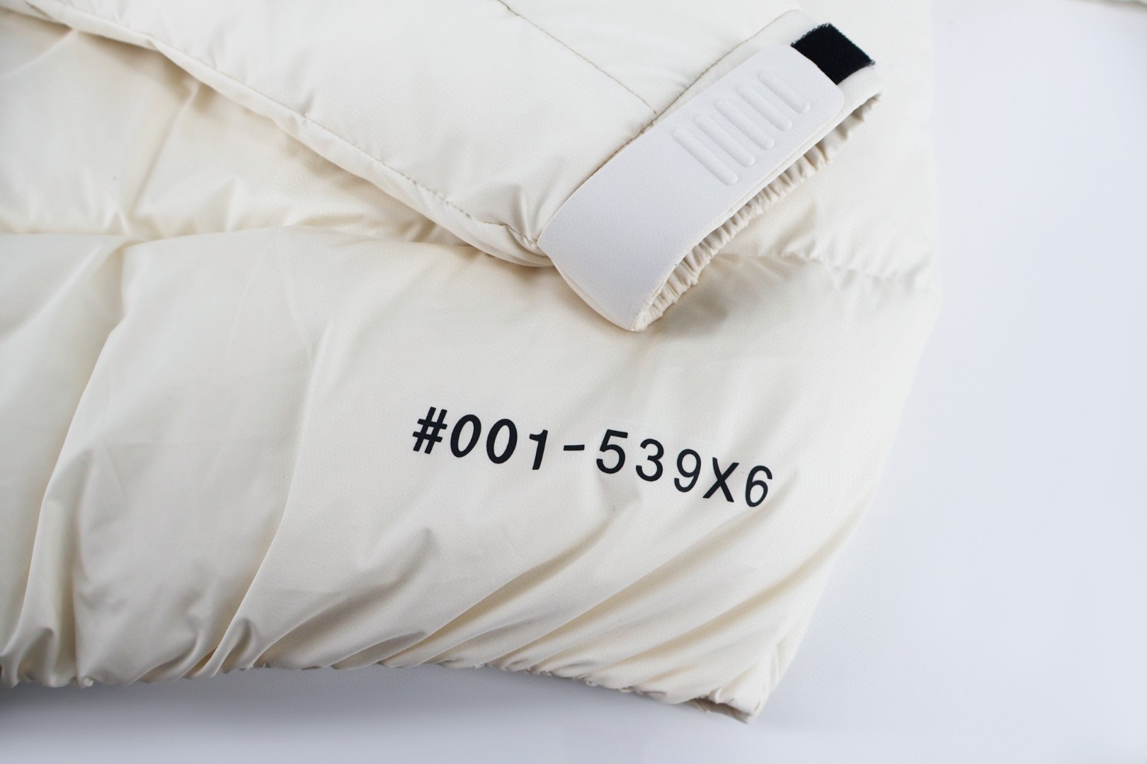 Moncler 蒙口 滑雪系列 黑标羽绒服 保暖 外套 夹克 白色 E0 J20971A00028539X620G