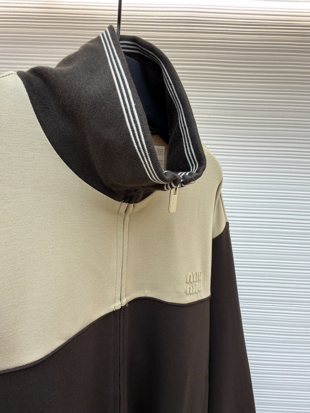 MIU MIU 缪缪 刺绣徽标拉链外套 夹克 长袖 保暖 棕色 灰色 B0 MJLA02-18FX-F049E-S-OOO