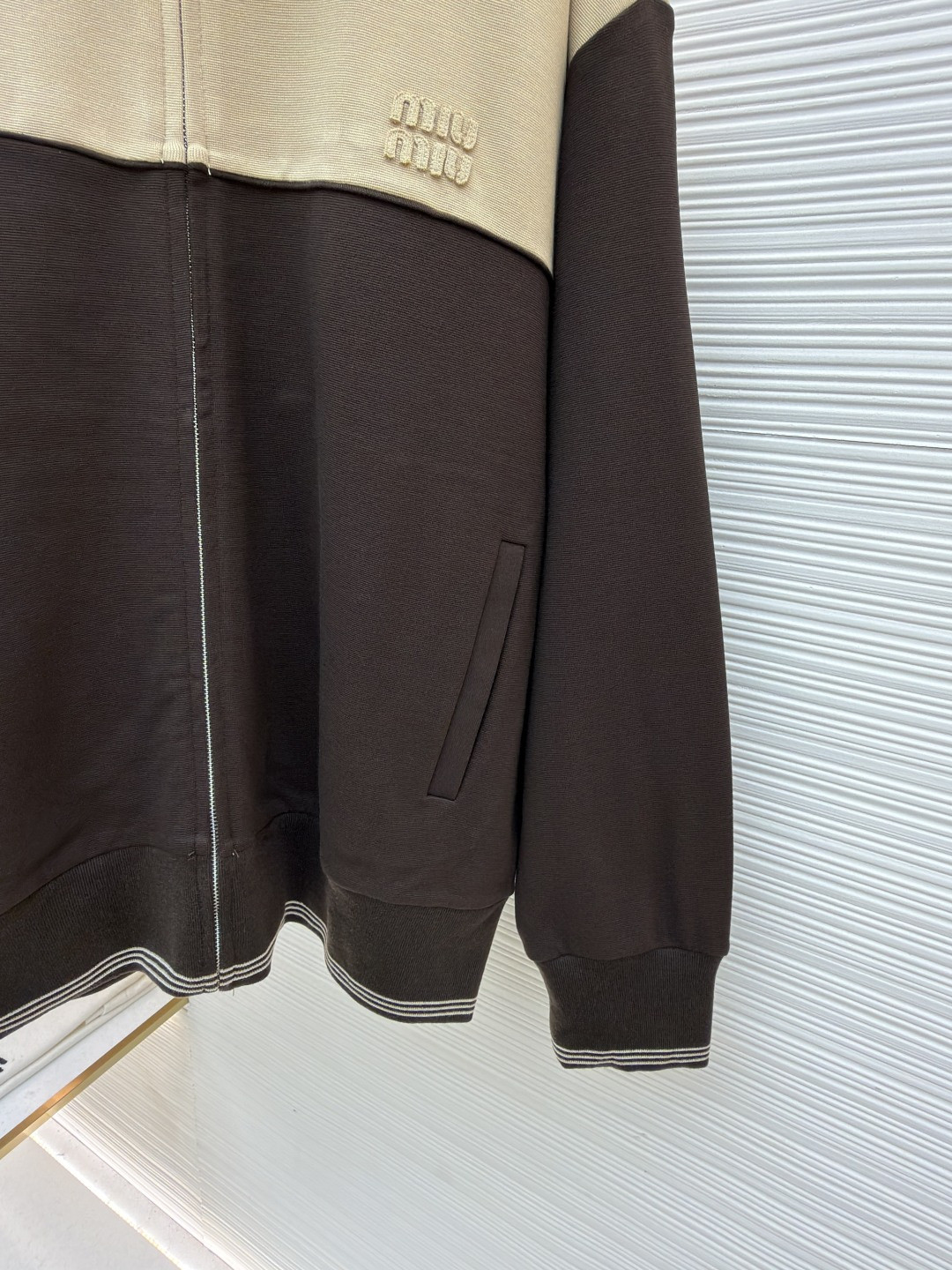 MIU MIU 缪缪 刺绣徽标拉链外套 夹克 长袖 保暖 棕色 灰色 B0 MJLA02-18FX-F049E-S-OOO