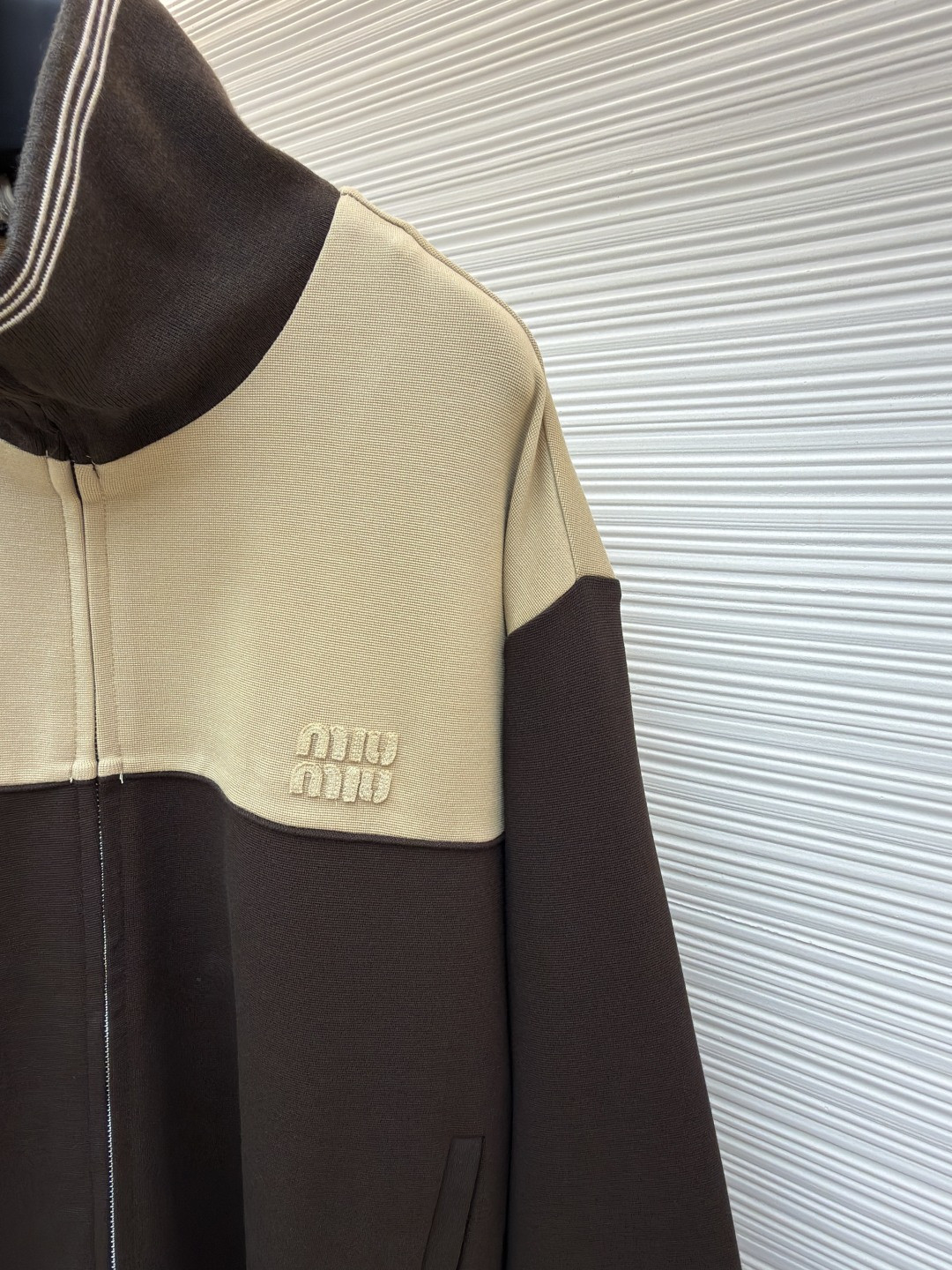 MIU MIU 缪缪 刺绣徽标拉链外套 夹克 长袖 保暖 棕色 灰色 B0 MJLA02-18FX-F049E-S-OOO