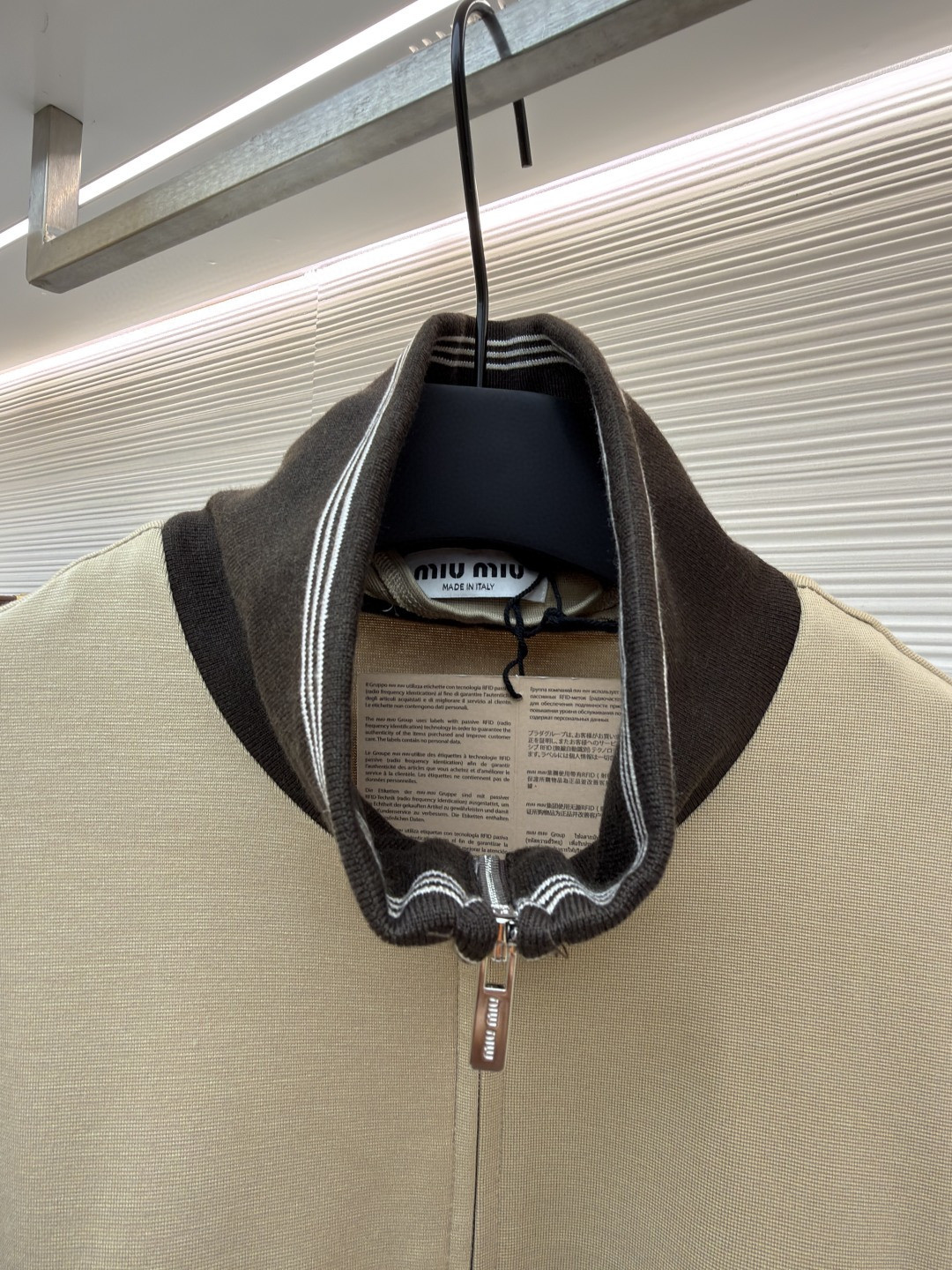 MIU MIU 缪缪 刺绣徽标拉链外套 夹克 长袖 保暖 棕色 灰色 B0 MJLA02-18FX-F049E-S-OOO