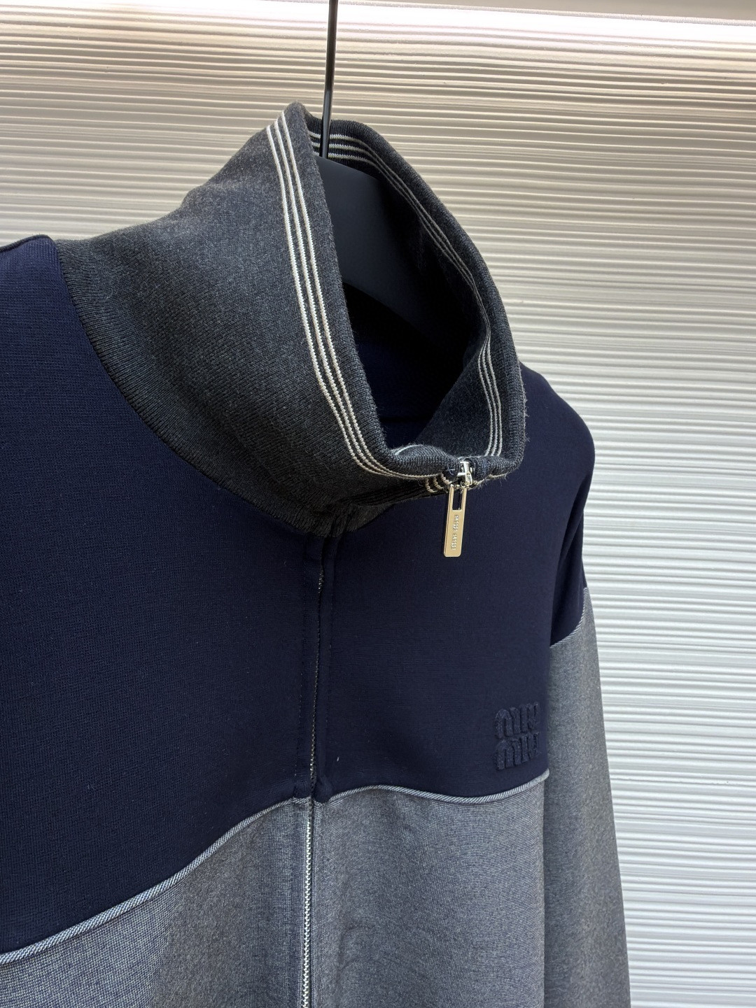 MIU MIU 缪缪 刺绣徽标拉链外套 夹克 长袖 保暖 棕色 灰色 B0 MJLA02-18FX-F049E-S-OOO