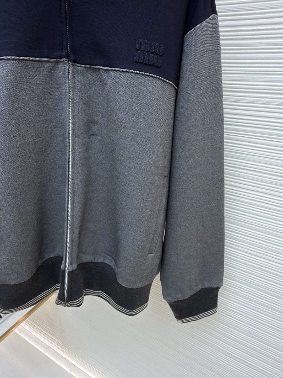 MIU MIU 缪缪 刺绣徽标拉链外套 夹克 长袖 保暖 棕色 灰色 B0 MJLA02-18FX-F049E-S-OOO