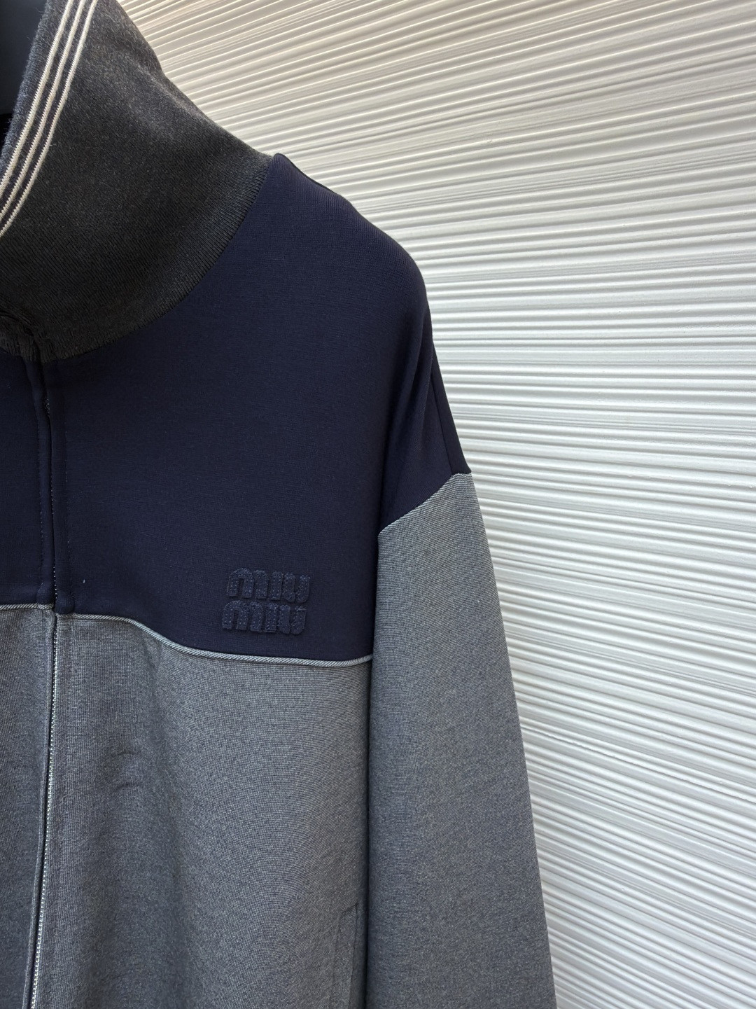 MIU MIU 缪缪 刺绣徽标拉链外套 夹克 长袖 保暖 棕色 灰色 B0 MJLA02-18FX-F049E-S-OOO