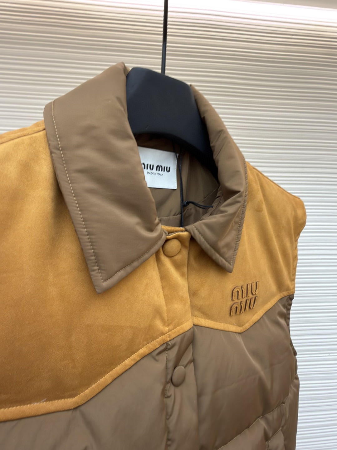 MIU MIU 缪缪 植绒拼接翻领马甲 背心 羽绒服 夹克 外套 保暖 棕色 卡其色 B5 ML1348-18Q0-F0065-S-OOO