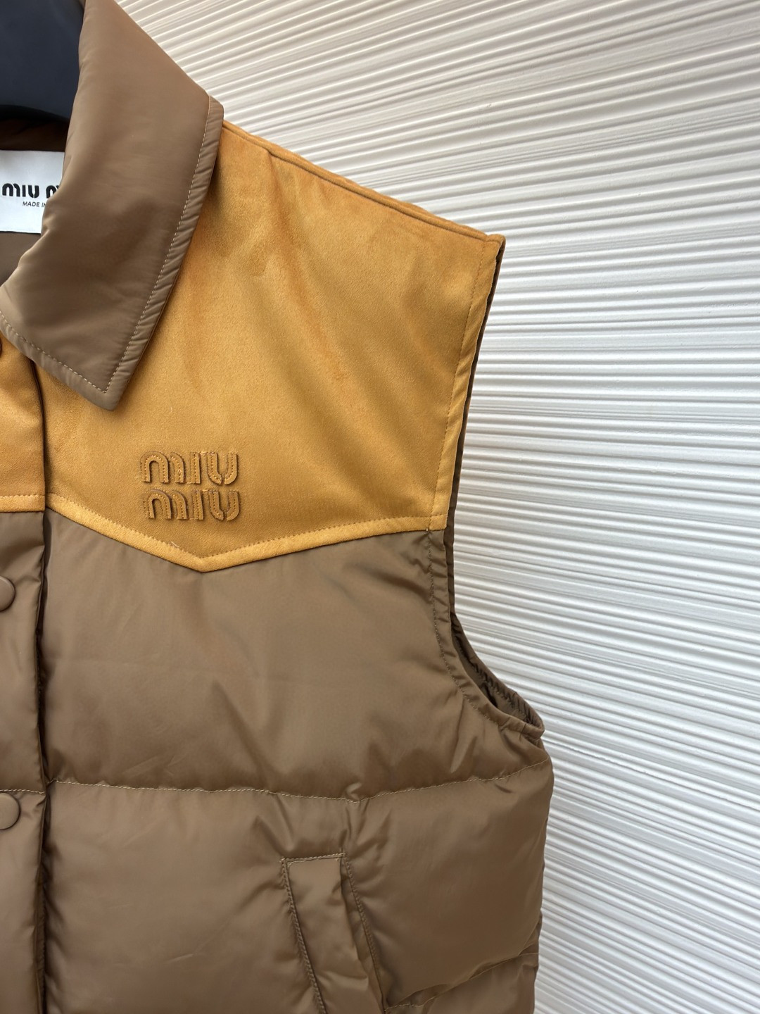 MIU MIU 缪缪 植绒拼接翻领马甲 背心 羽绒服 夹克 外套 保暖 棕色 卡其色 B5 ML1348-18Q0-F0065-S-OOO