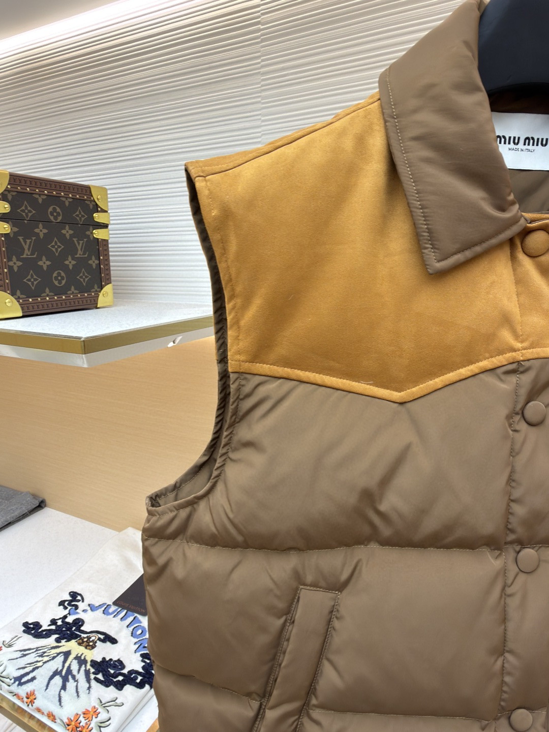 MIU MIU 缪缪 植绒拼接翻领马甲 背心 羽绒服 夹克 外套 保暖 棕色 卡其色 B5 ML1348-18Q0-F0065-S-OOO