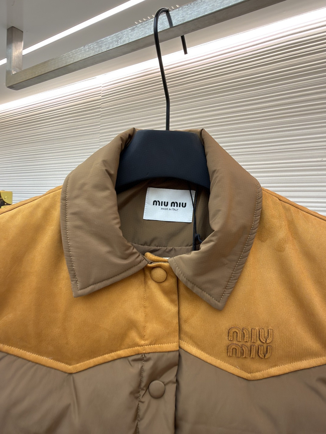 MIU MIU 缪缪 植绒拼接翻领马甲 背心 羽绒服 夹克 外套 保暖 棕色 卡其色 B5 ML1348-18Q0-F0065-S-OOO