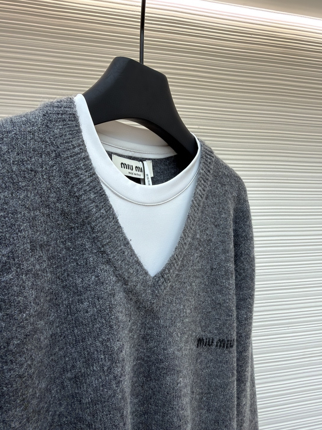 MIU MIU 缪缪 假两件V领羊绒衫 毛衣 长袖 灰色 A7 MMLB61-174K-F0480-S-OOO