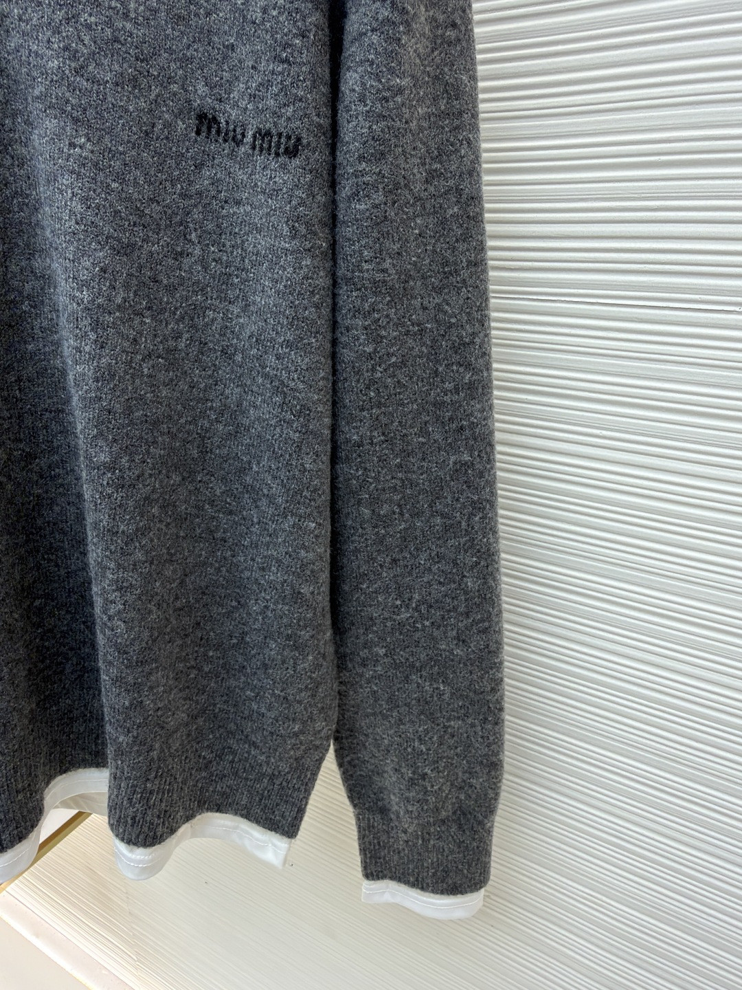 MIU MIU 缪缪 假两件V领羊绒衫 毛衣 长袖 灰色 A7 MMLB61-174K-F0480-S-OOO