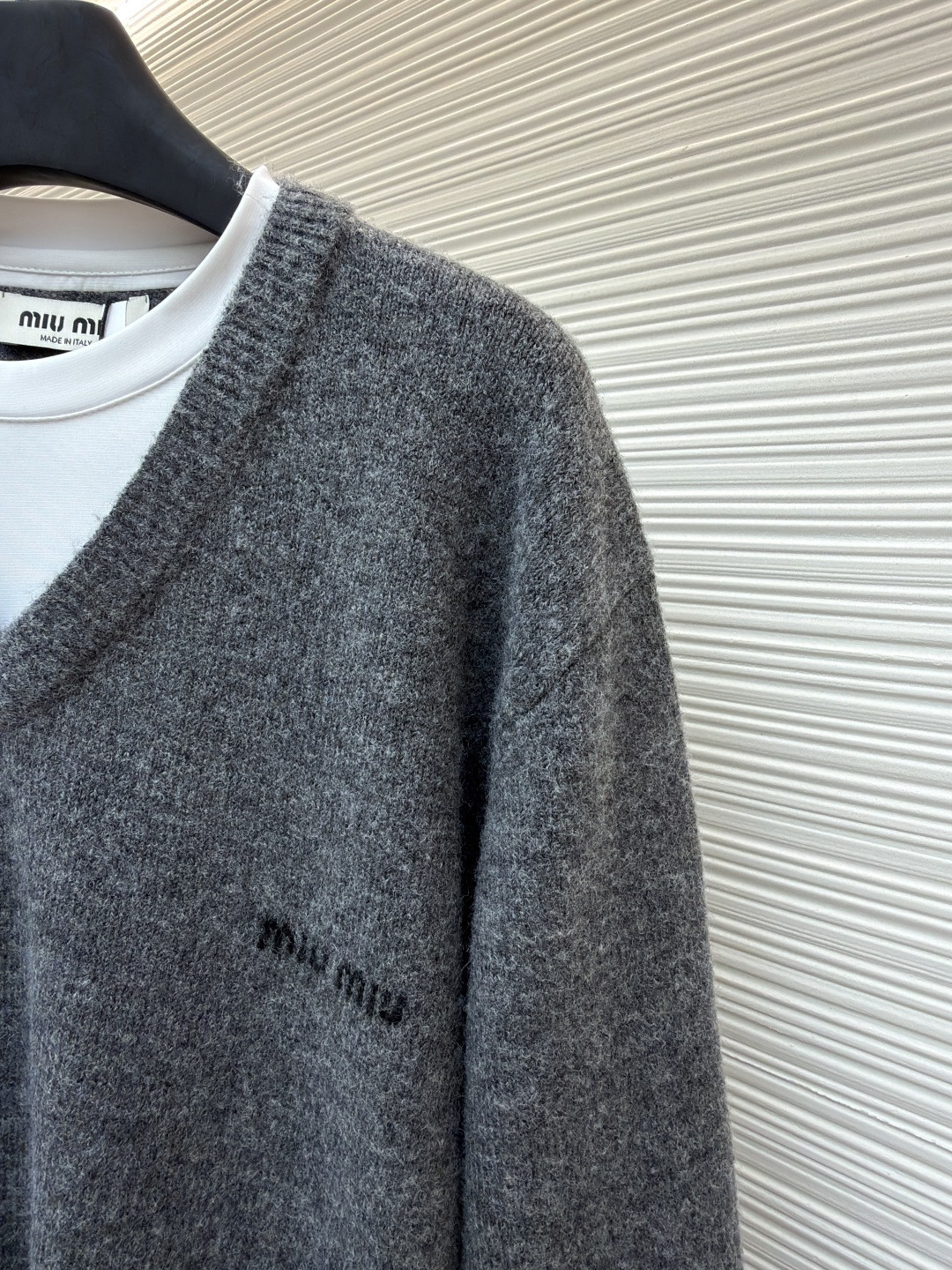 MIU MIU 缪缪 假两件V领羊绒衫 毛衣 长袖 灰色 A7 MMLB61-174K-F0480-S-OOO