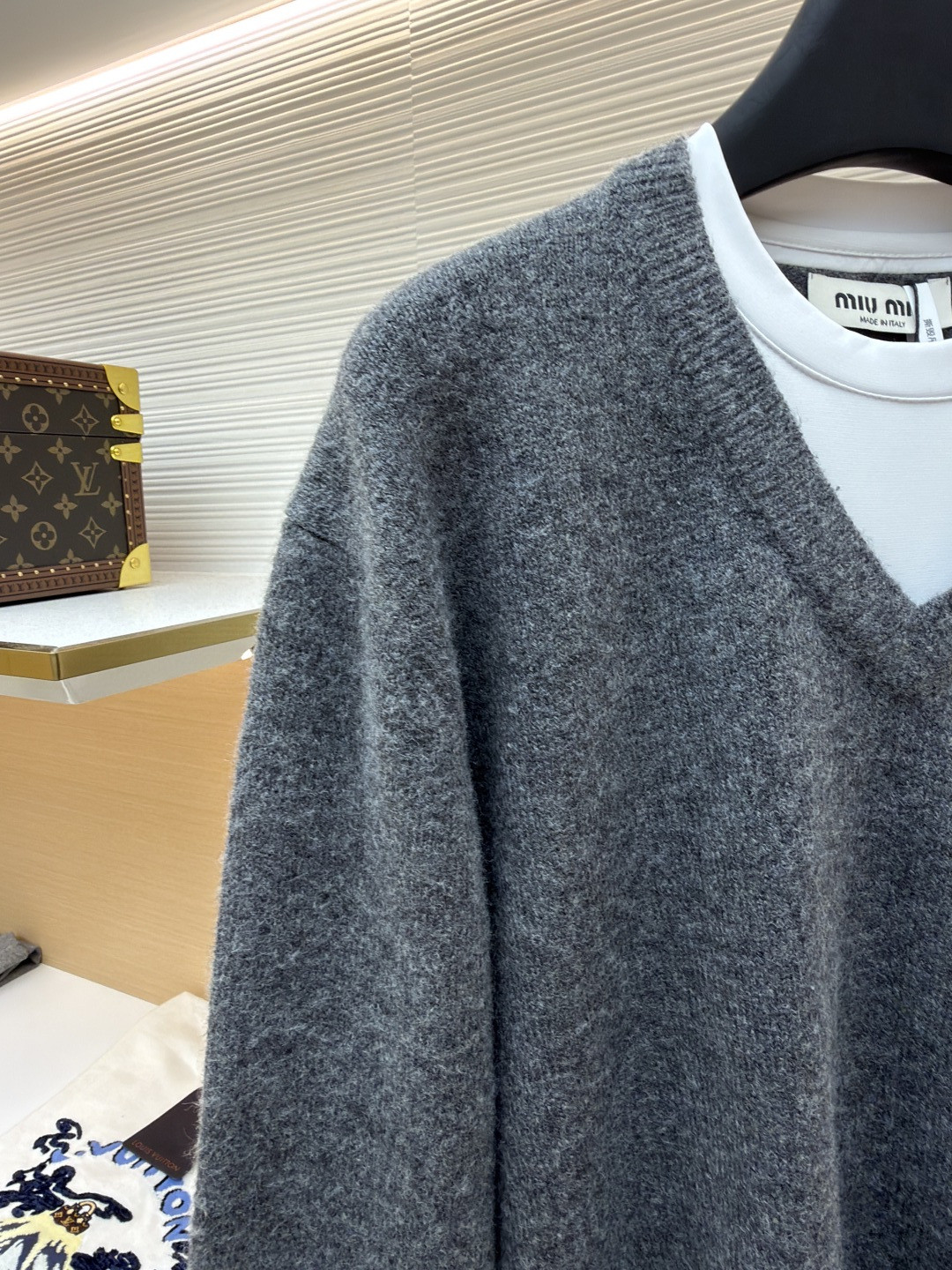 MIU MIU 缪缪 假两件V领羊绒衫 毛衣 长袖 灰色 A7 MMLB61-174K-F0480-S-OOO