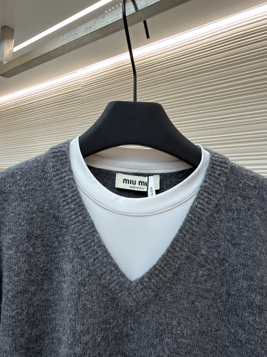 MIU MIU 缪缪 假两件V领羊绒衫 毛衣 长袖 灰色 A7 MMLB61-174K-F0480-S-OOO