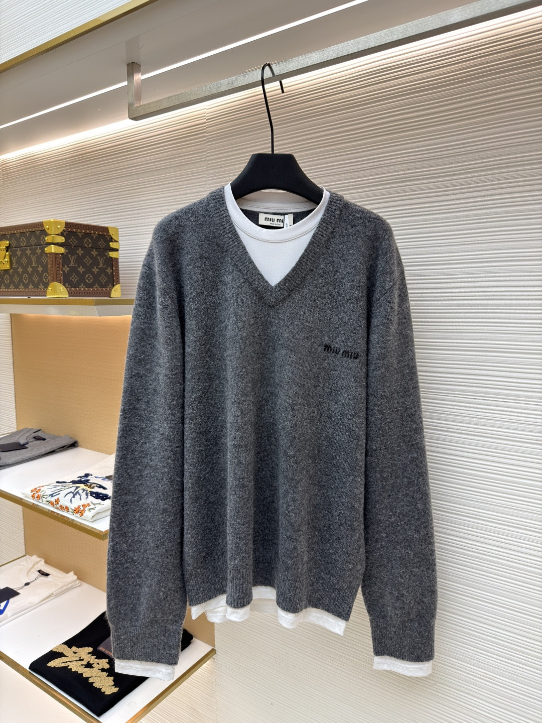 MIU MIU 缪缪 假两件V领羊绒衫 毛衣 长袖 灰色 A7 MMLB61-174K-F0480-S-OOO