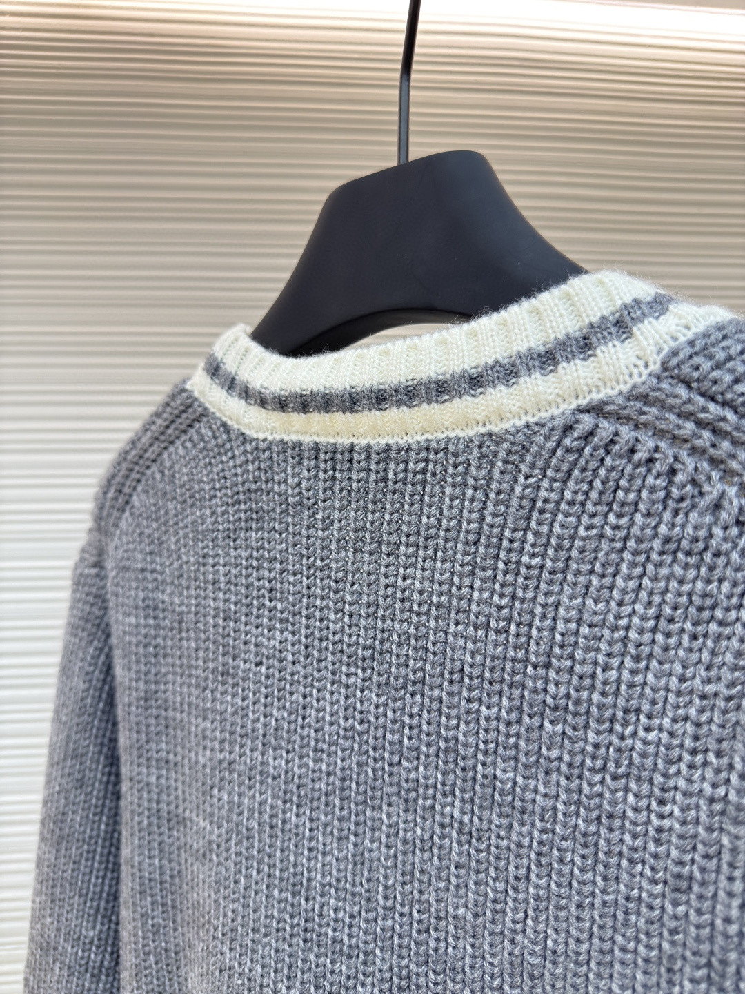 MIU MIU 缪缪 灰白条纹V领开衫 毛衣 针织衫 外套 长袖 灰色 A5 MMF929-150H-F0480-S-OOO