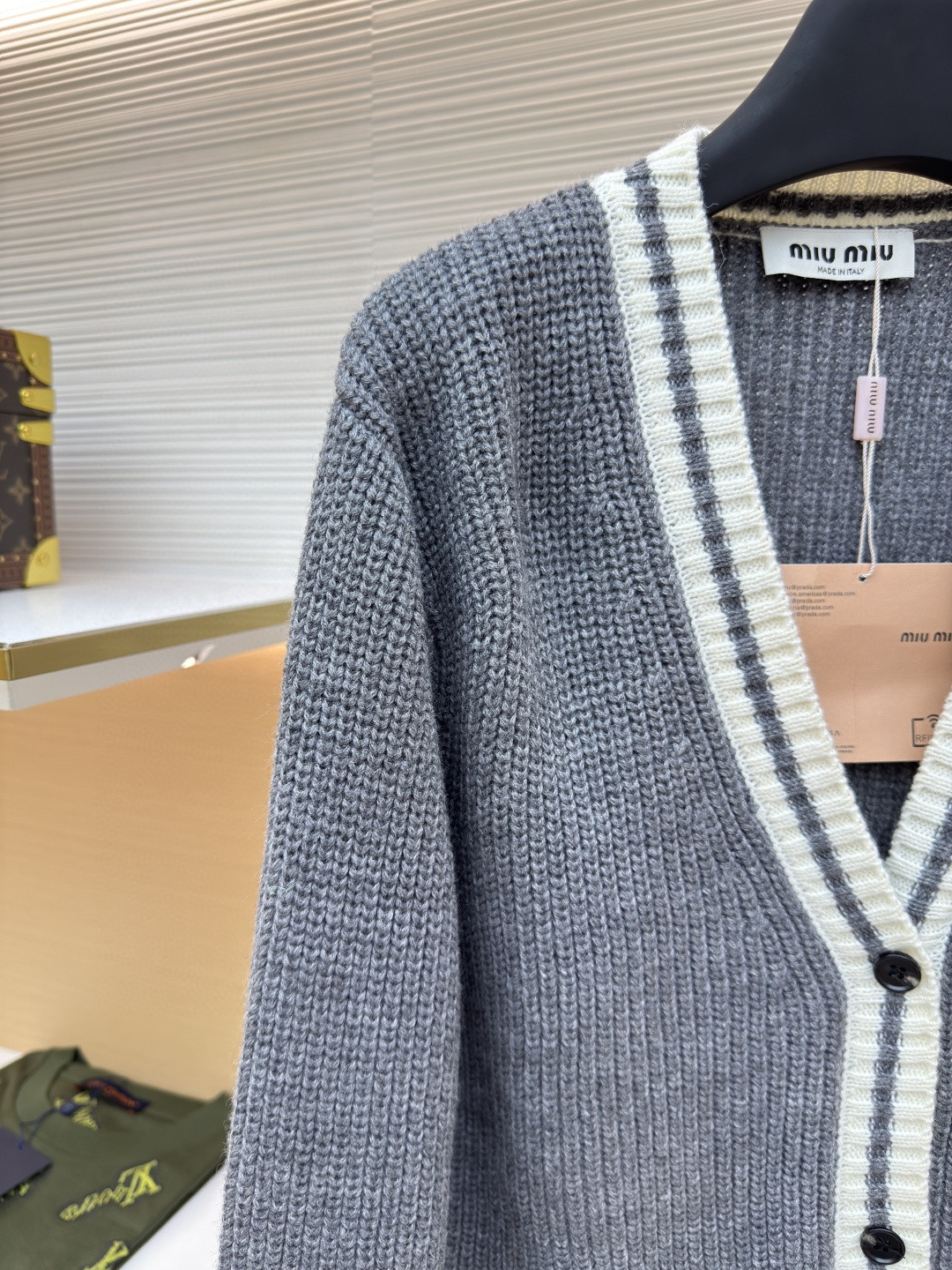 MIU MIU 缪缪 灰白条纹V领开衫 毛衣 针织衫 外套 长袖 灰色 A5 MMF929-150H-F0480-S-OOO