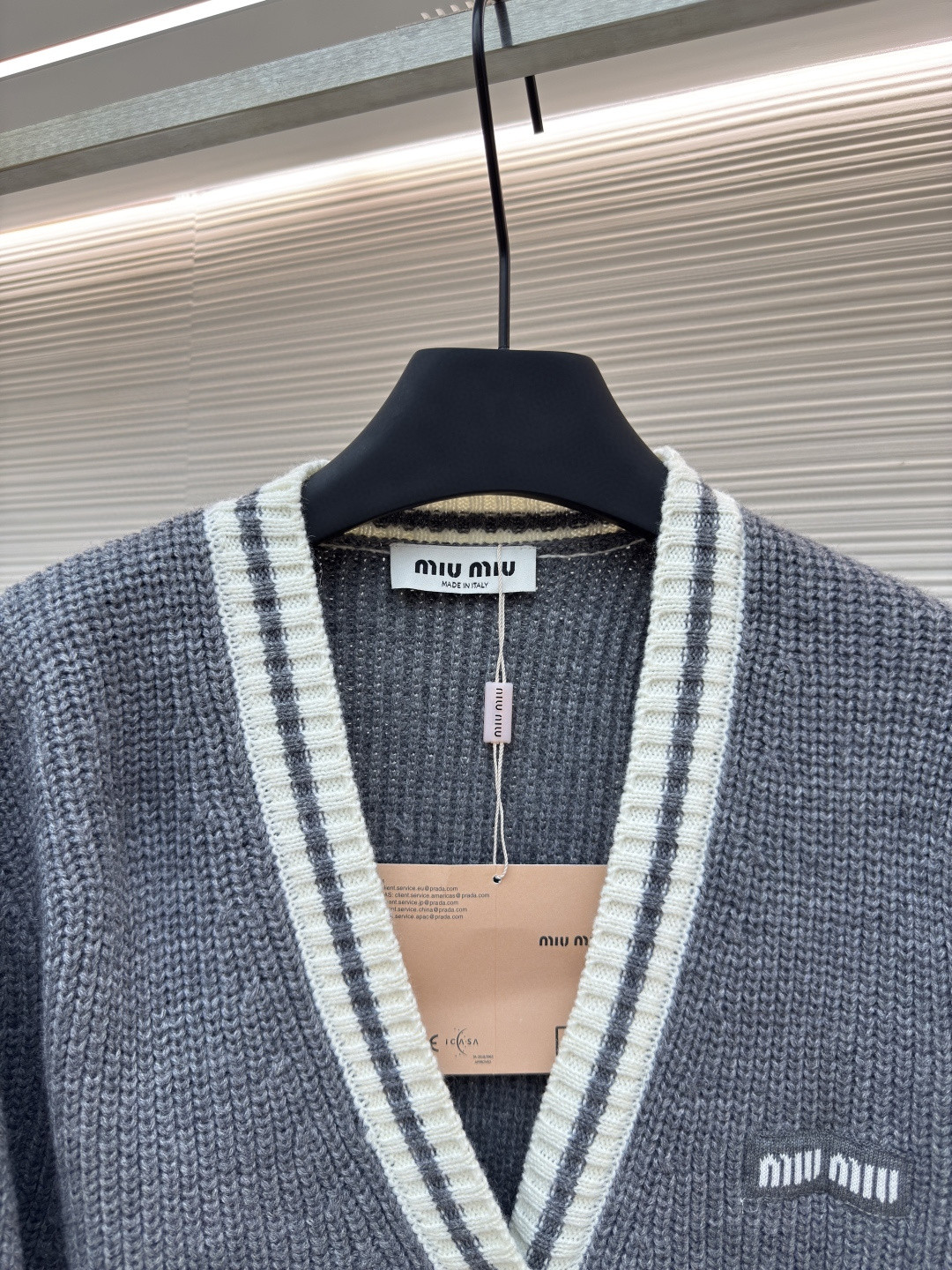 MIU MIU 缪缪 灰白条纹V领开衫 毛衣 针织衫 外套 长袖 灰色 A5 MMF929-150H-F0480-S-OOO