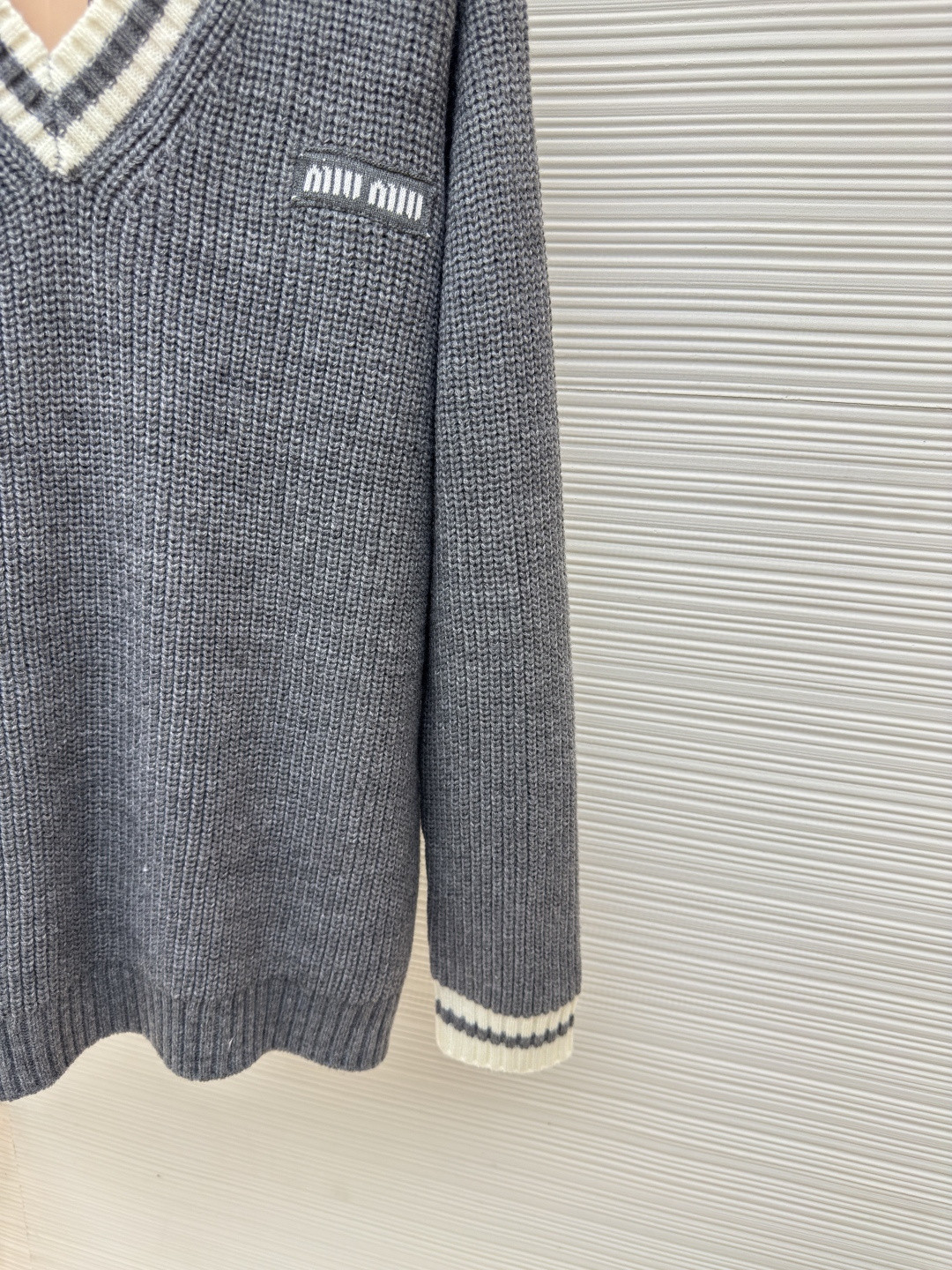 MIU MIU 缪缪 V领针织毛衣 针织衫 外套 长袖 灰色 A5 MMLA27-150H-F0480-S-OOO