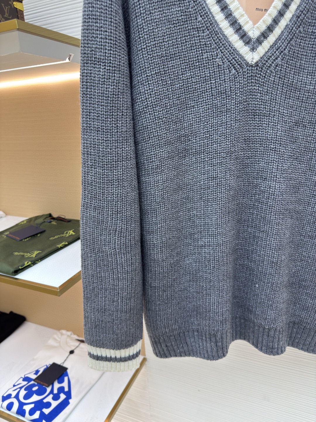 MIU MIU 缪缪 V领针织毛衣 针织衫 外套 长袖 灰色 A5 MMLA27-150H-F0480-S-OOO