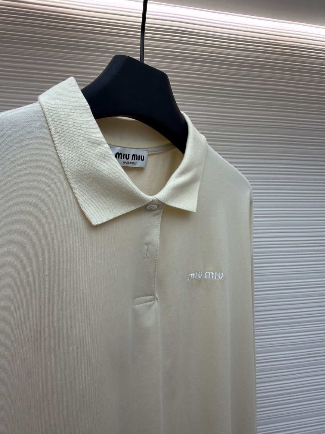 MIU MIU 缪缪 小标刺绣针织Polo衫 长袖 米黄色 A3 MJL054-1610-F0065-S-OOO
