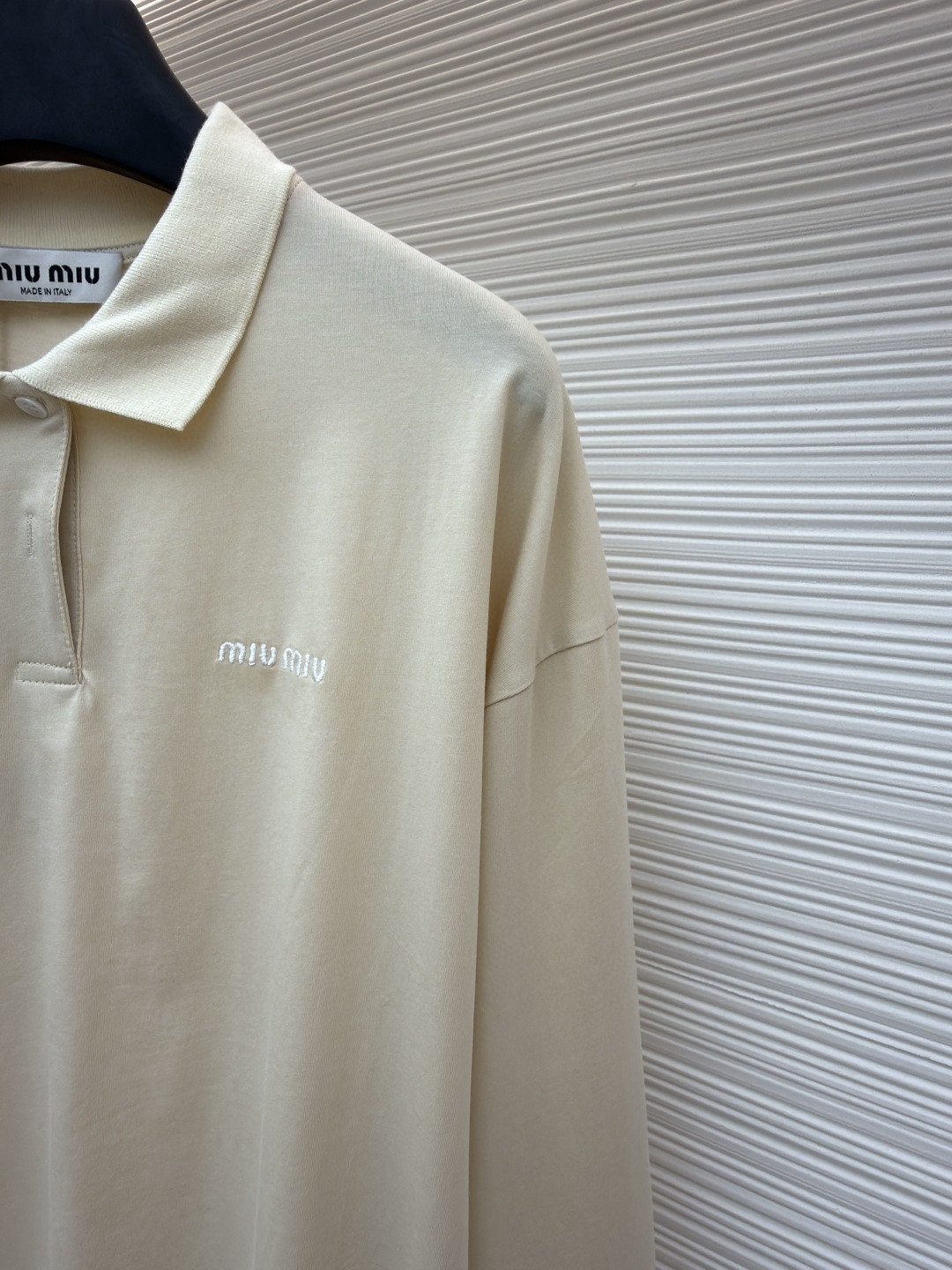MIU MIU 缪缪 小标刺绣针织Polo衫 长袖 米黄色 A3 MJL054-1610-F0065-S-OOO