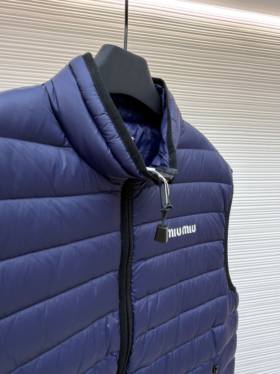 MIU MIU 缪缪 刺绣羽绒马甲 背心 夹克 外套 保暖 蓝色 B5 ML1345-1754-F0008-S-OOO