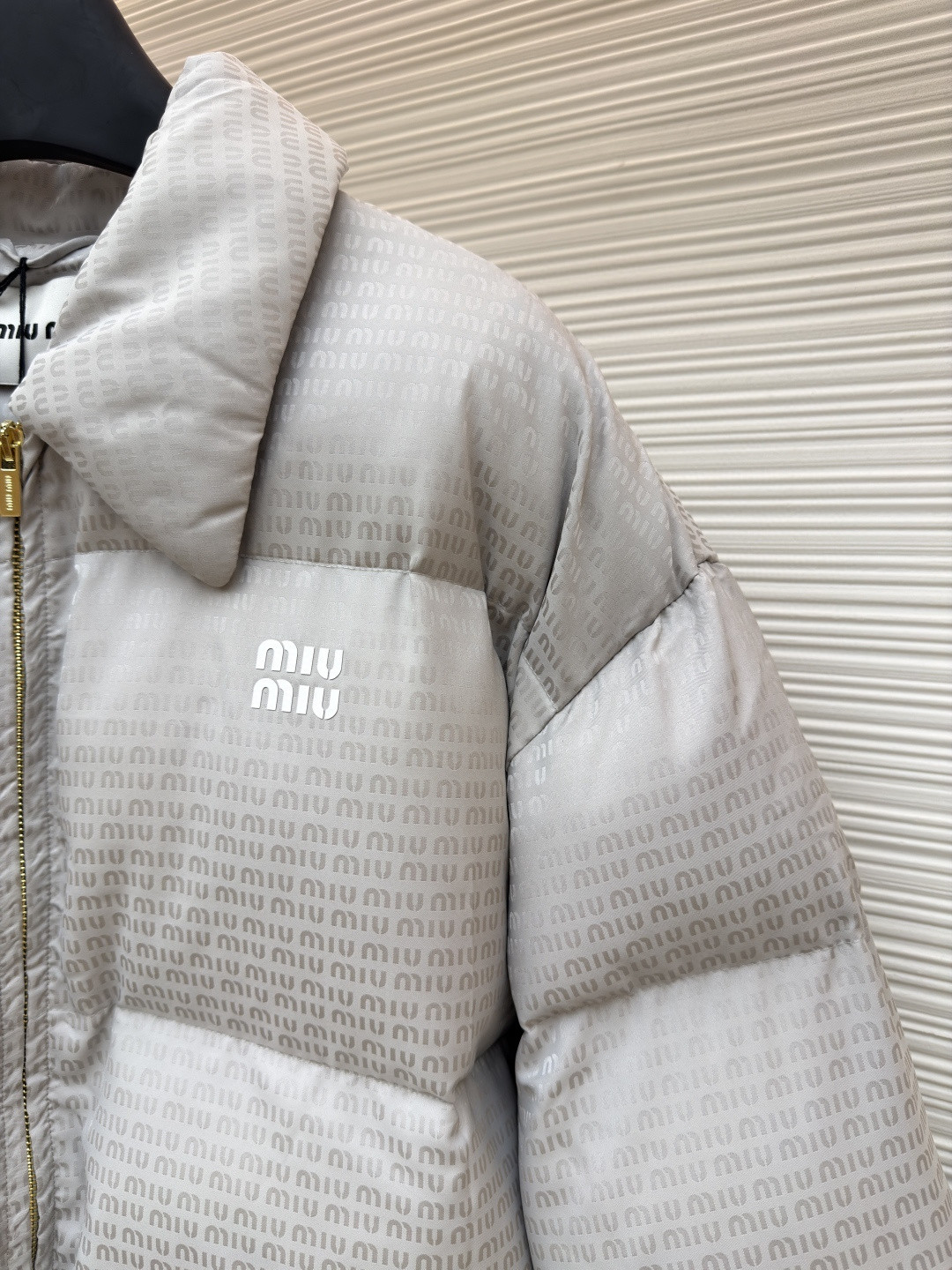 MIU MIU 缪缪 提花满印翻领羽绒服 夹克 外套 长袖 保暖 灰色 黑色 C0 ML1082-15PR-F0002-S-OOO