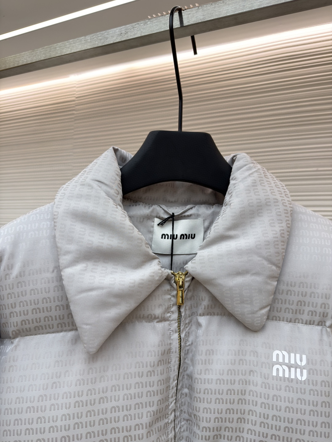 MIU MIU 缪缪 提花满印翻领羽绒服 夹克 外套 长袖 保暖 灰色 黑色 C0 ML1082-15PR-F0002-S-OOO