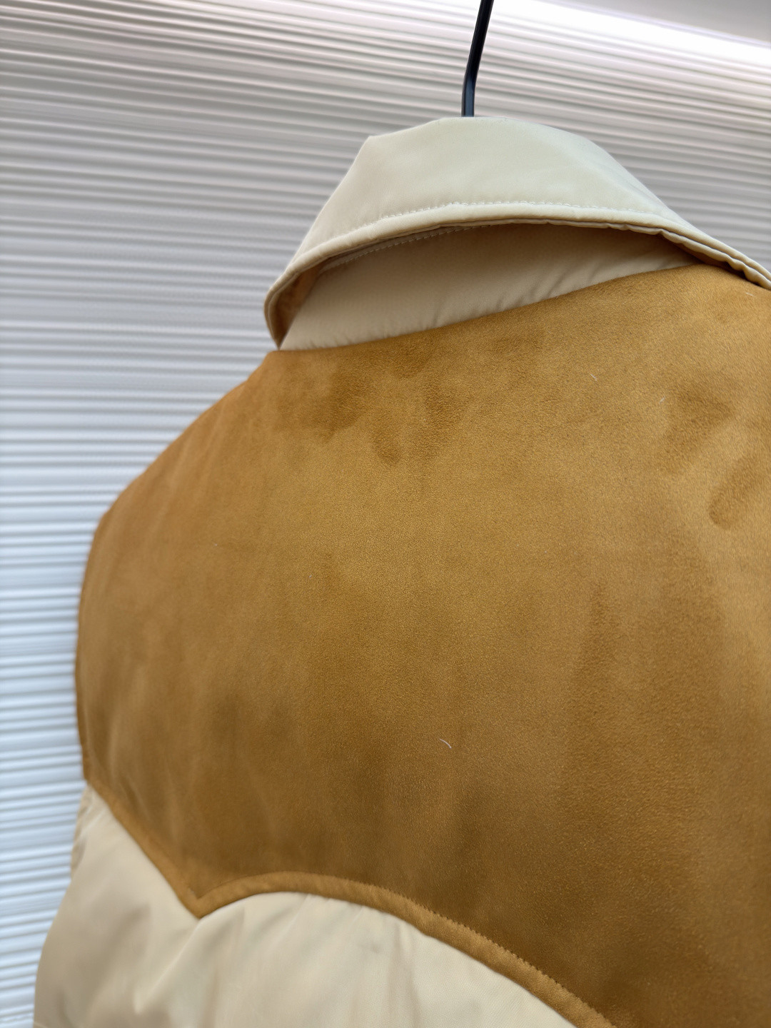 MIU MIU 缪缪 植绒拼接翻领马甲 背心 羽绒服 夹克 外套 保暖 棕色 卡其色 B5 ML1348-18Q0-F0065-S-OOO