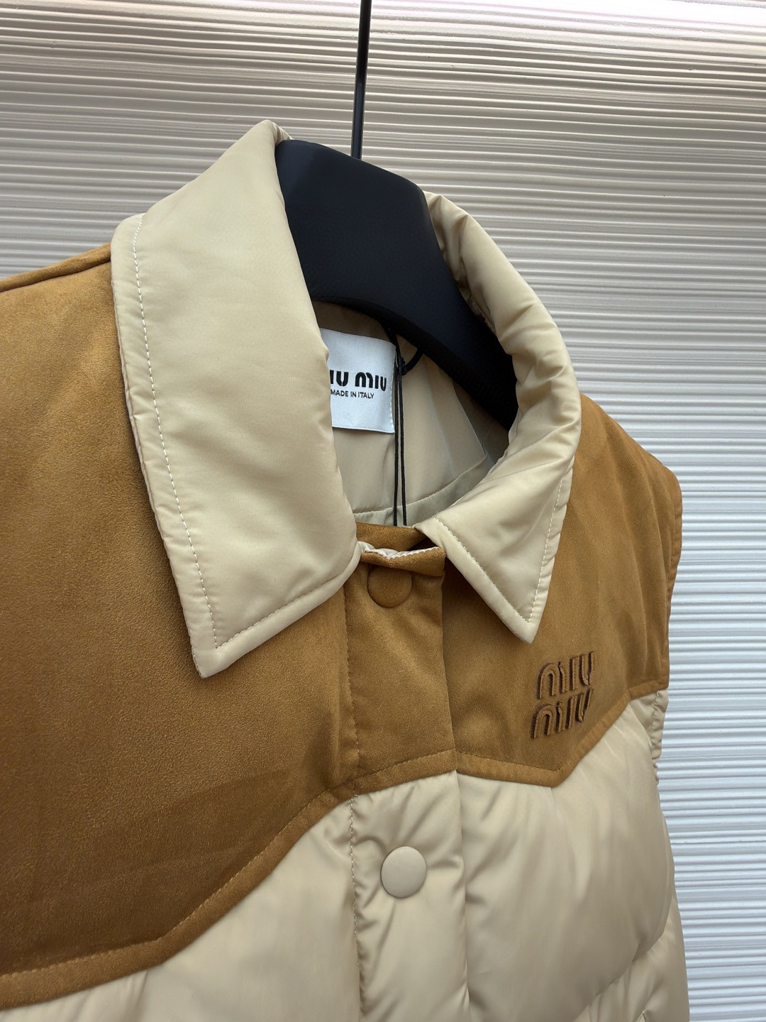 MIU MIU 缪缪 植绒拼接翻领马甲 背心 羽绒服 夹克 外套 保暖 棕色 卡其色 B5 ML1348-18Q0-F0065-S-OOO