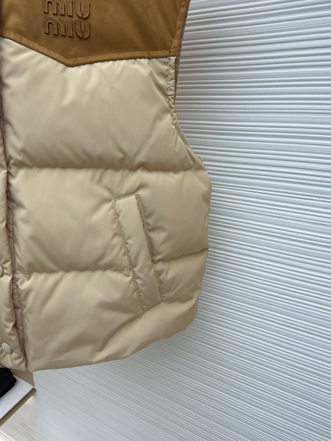MIU MIU 缪缪 植绒拼接翻领马甲 背心 羽绒服 夹克 外套 保暖 棕色 卡其色 B5 ML1348-18Q0-F0065-S-OOO