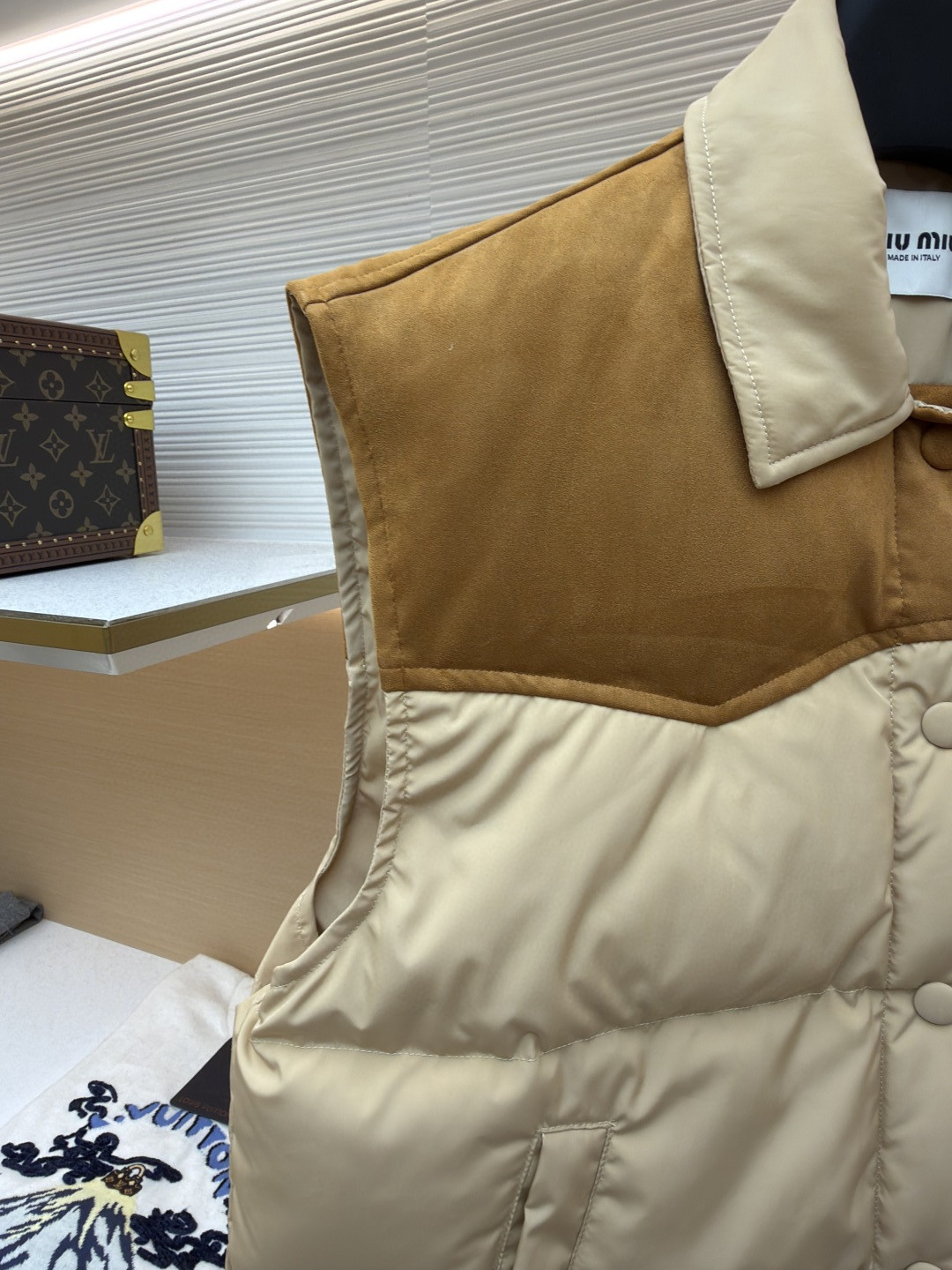 MIU MIU 缪缪 植绒拼接翻领马甲 背心 羽绒服 夹克 外套 保暖 棕色 卡其色 B5 ML1348-18Q0-F0065-S-OOO