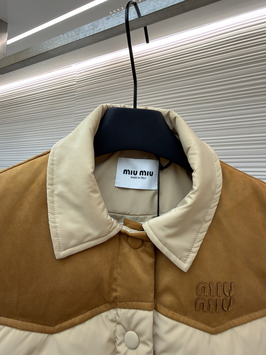 MIU MIU 缪缪 植绒拼接翻领马甲 背心 羽绒服 夹克 外套 保暖 棕色 卡其色 B5 ML1348-18Q0-F0065-S-OOO