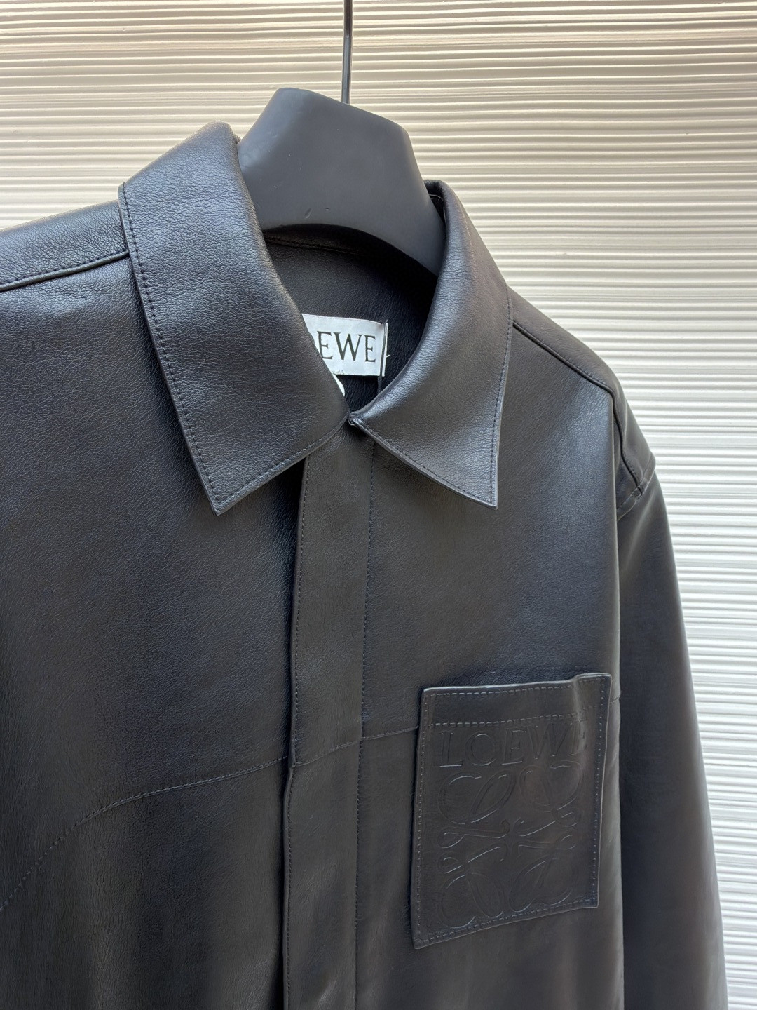 LOEWE 罗意威 Anagram 口袋拉链皮革外套 夹克 皮衣 长袖 黑色 B5 H526Y34L13-1100