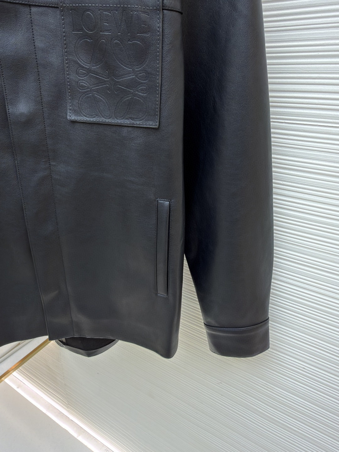 LOEWE 罗意威 Anagram 口袋拉链皮革外套 夹克 皮衣 长袖 黑色 B5 H526Y34L13-1100