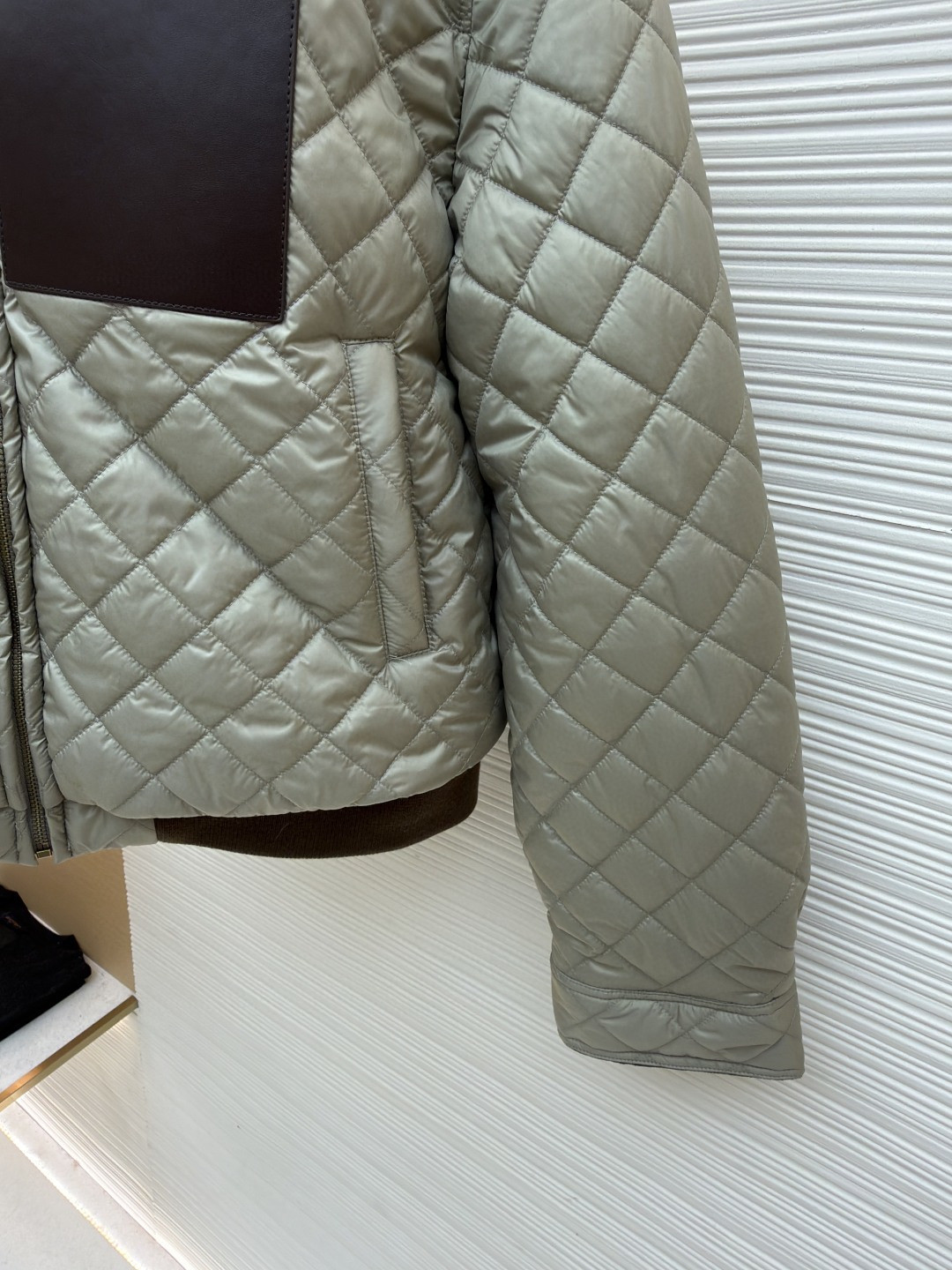 LOEWE 罗意威 菱格贴片羊皮羽绒服 外套 夹克 女款 长袖 黑色 灰色 C0 S359Y02XFH-1210